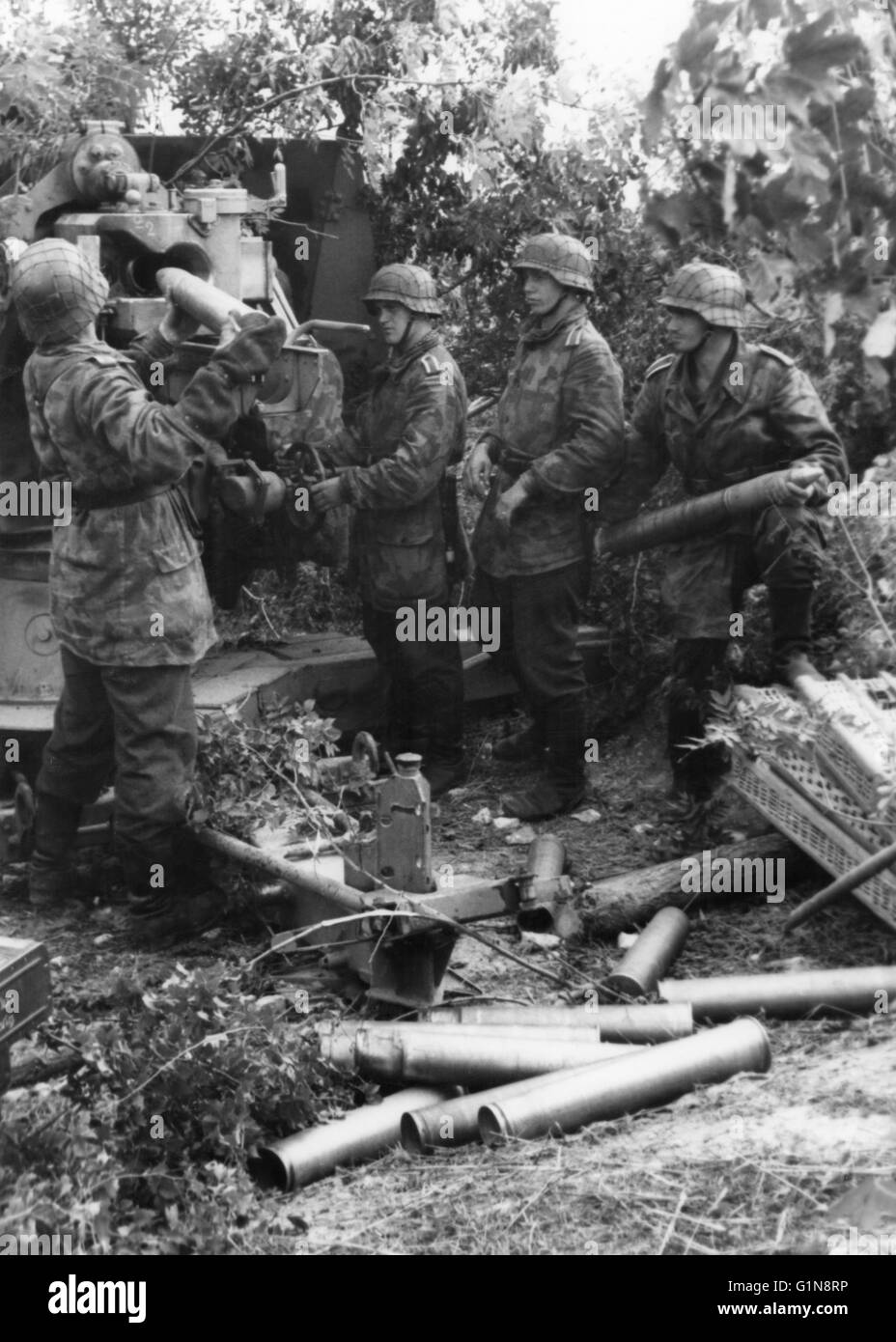 Deutsche Soldaten laden Artillerie 88mm Anti-Tank Waffe der Normandie Frankreich 1944 Stockfoto