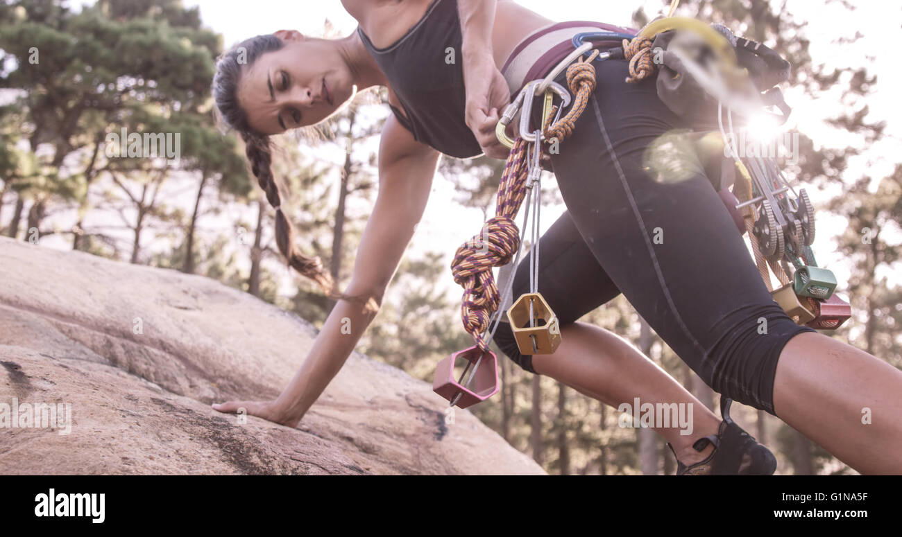 Porträt der Frau ist auf einem Felsen klettern. Stockfoto