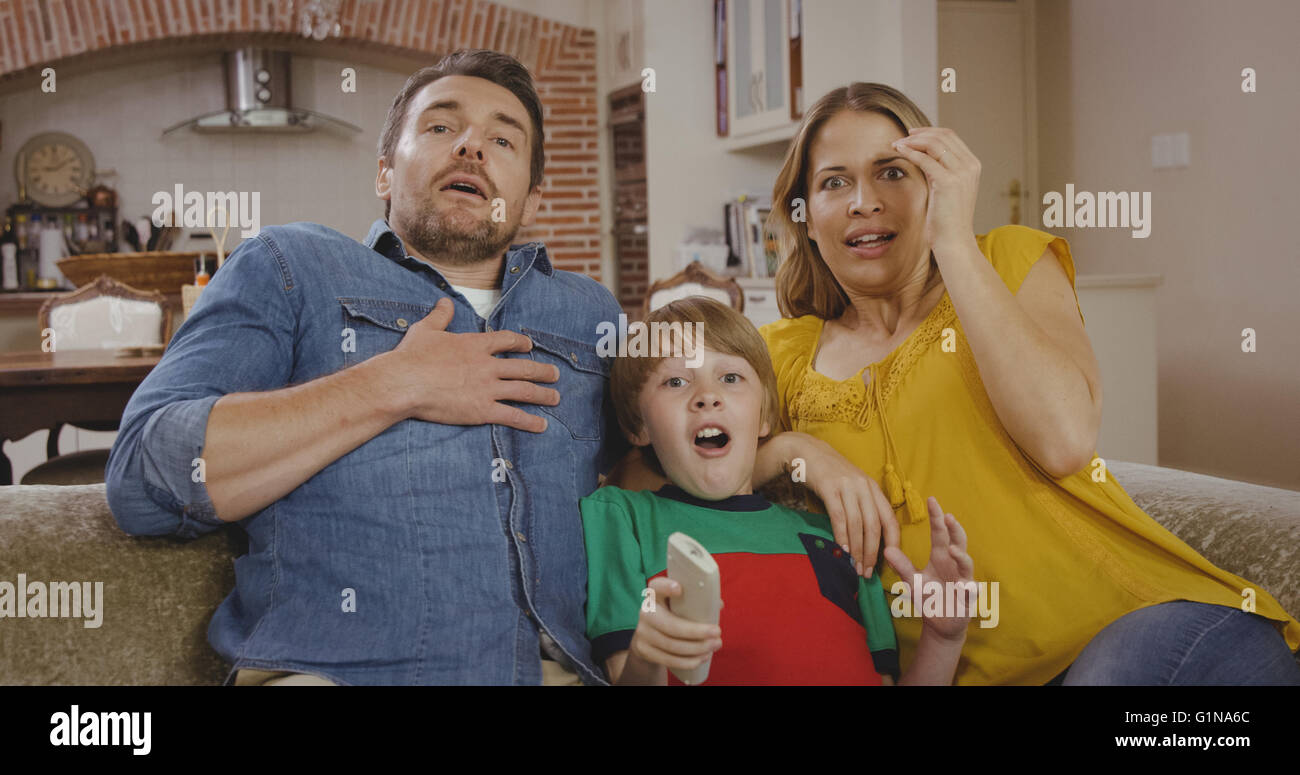 Familie sind überraschend während aussehende TV Stockfoto