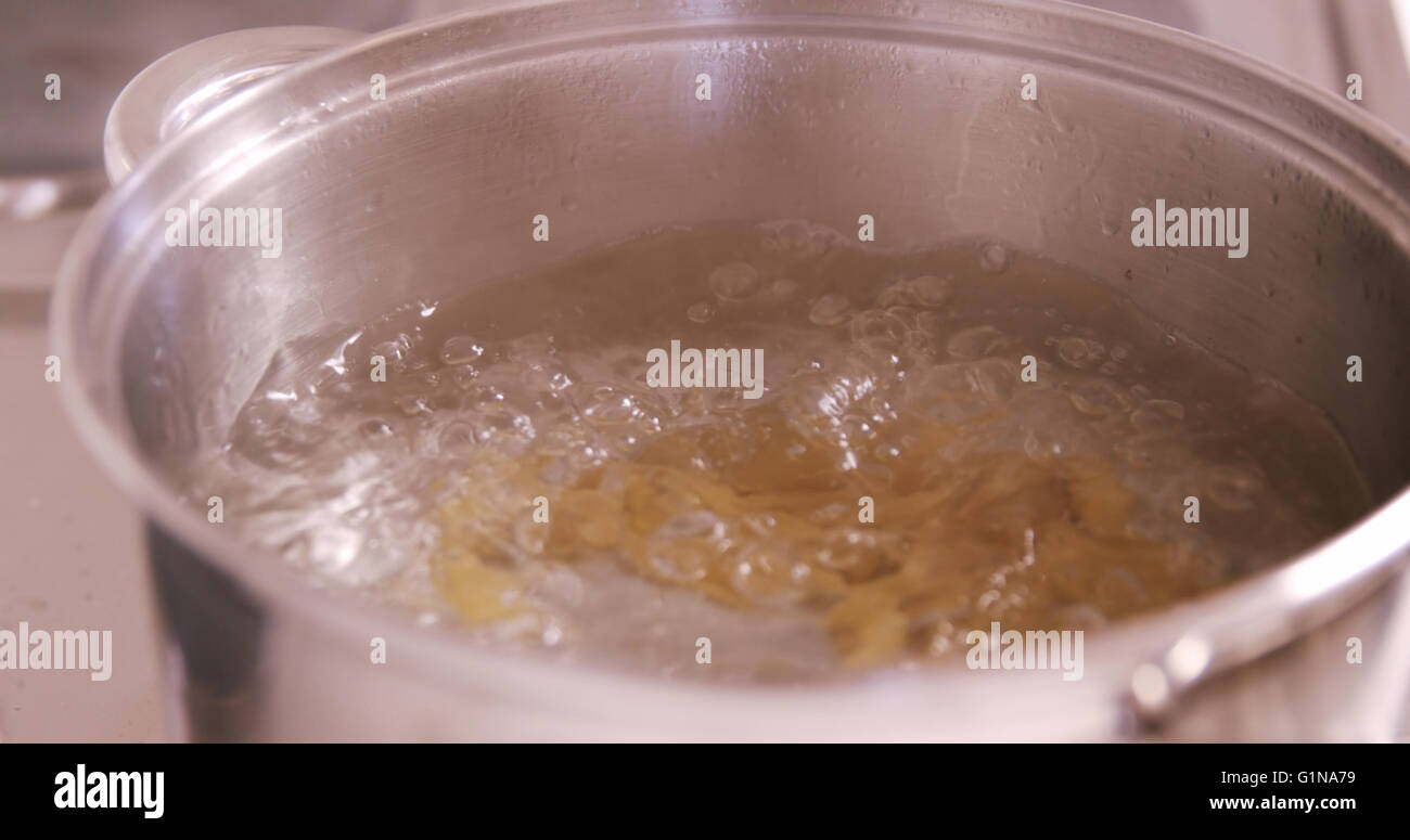 Schließen Sie oben von Pasta kocht auf dem Wasser Stockfoto
