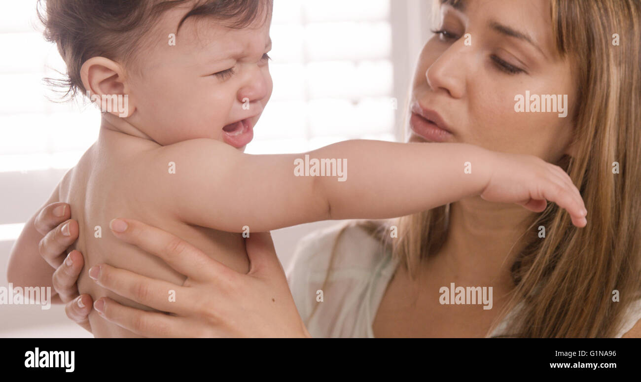 Mutter mit ihrem Baby weint Stockfoto