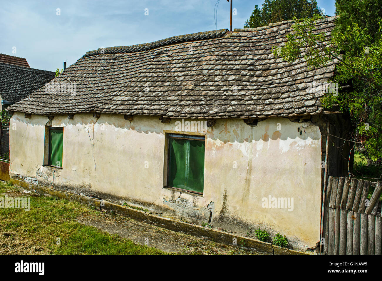 Alten baufälligen Bauernhaus auf Abriss oder Reparatur warten. Stockfoto