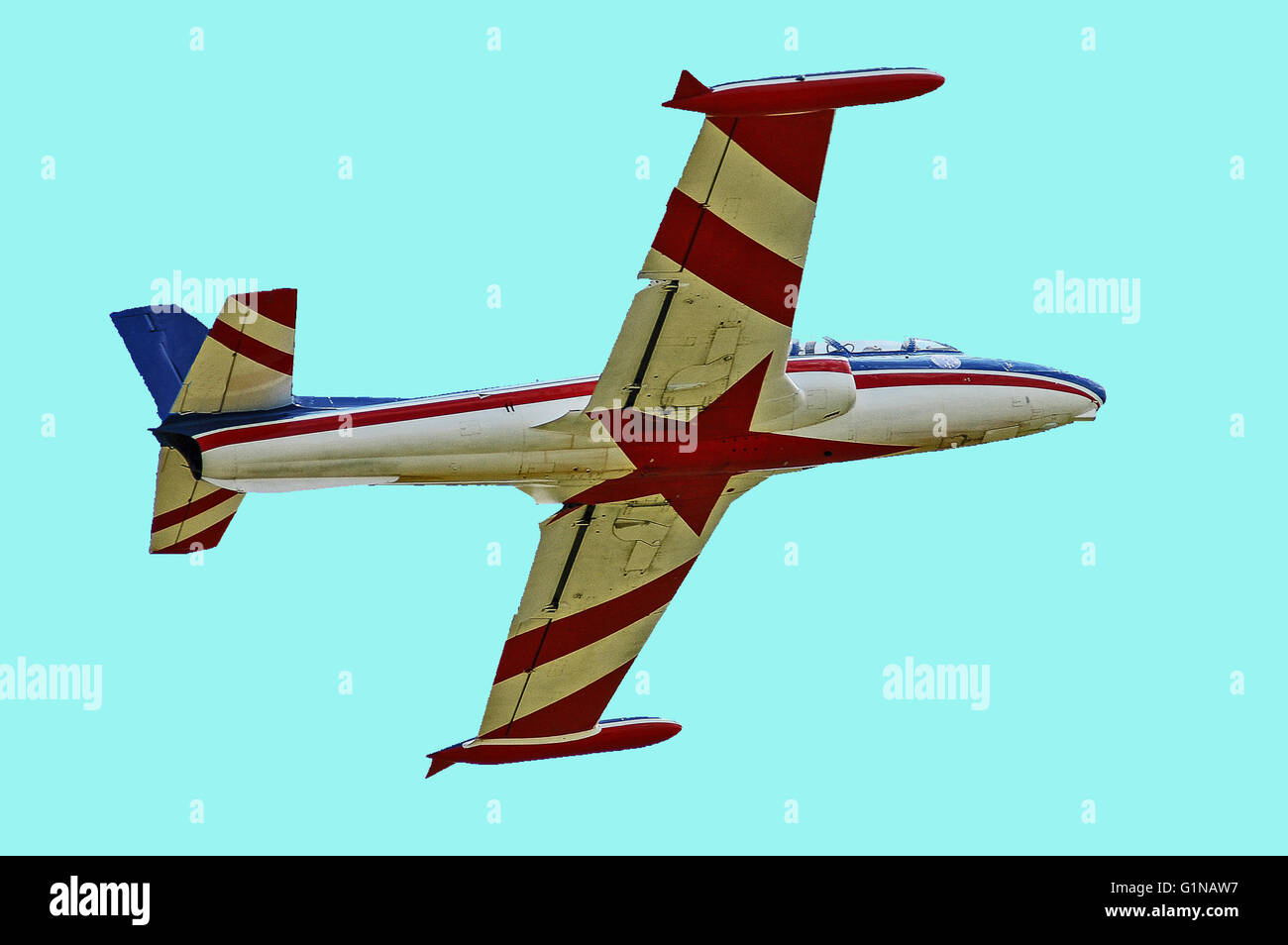 Die alte Schule Militärflugzeug überfliegen. Stockfoto