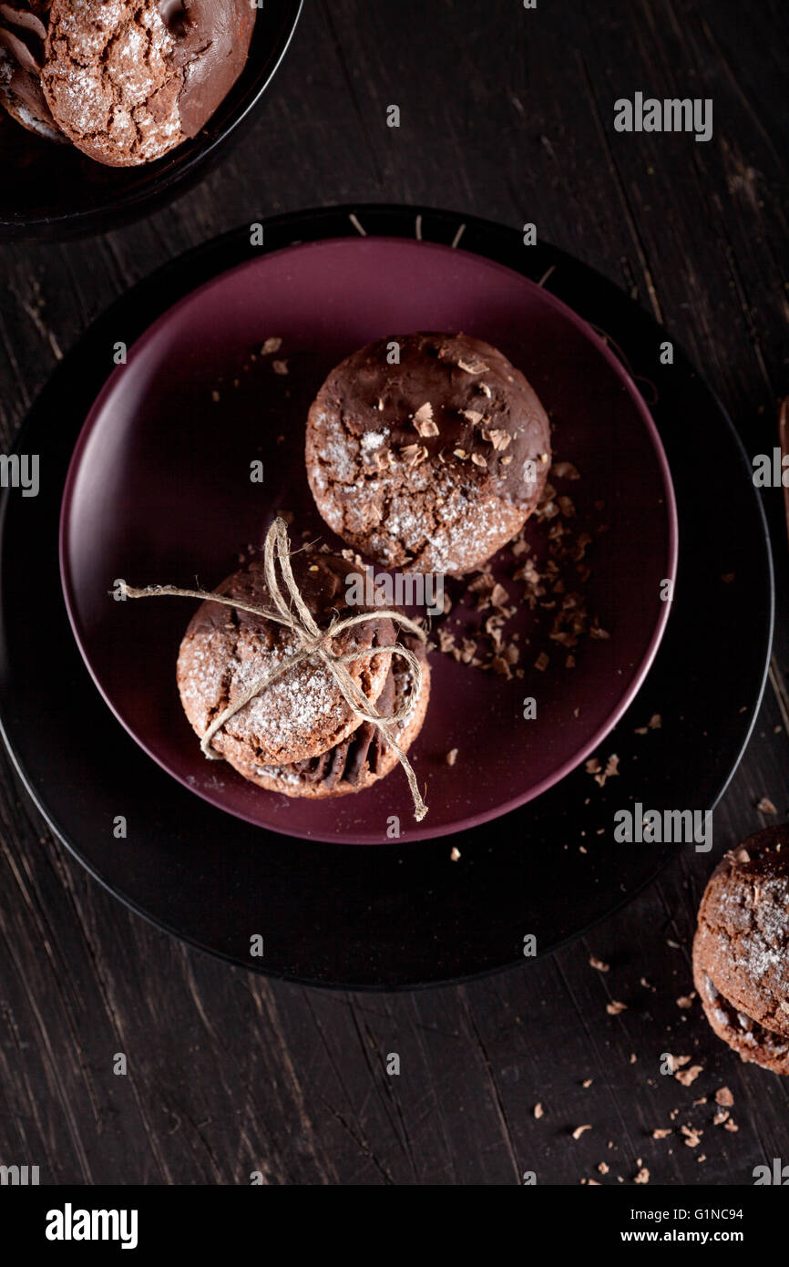 Italienische Maroni-Cookies mit Schokolade auf alten hölzernen Hintergrund und Platten, Ansicht von oben Stockfoto