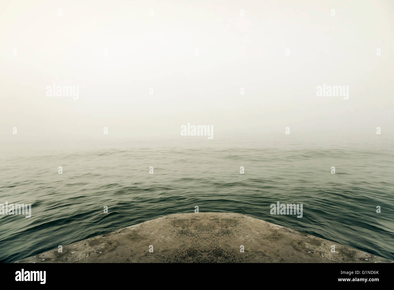 Stein-Pier in dichtem Nebel mystisch. Durchtrainierten Bild. Stockfoto