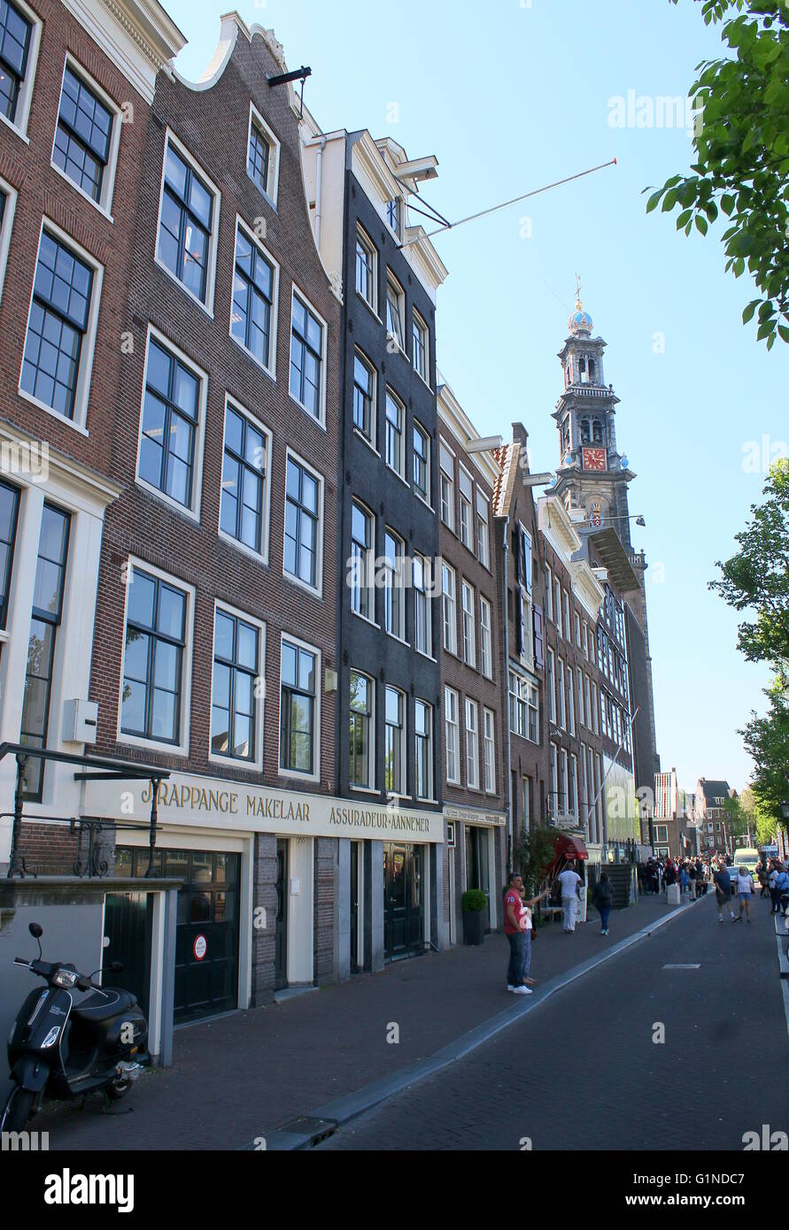 Prinsengracht Kanal mit Anne Frankhuis - Anne-Frank-Museum in Amsterdam, Jordaan, Umgebung, Niederlande. Westerkerk Kirchturm im Hintergrund Stockfoto