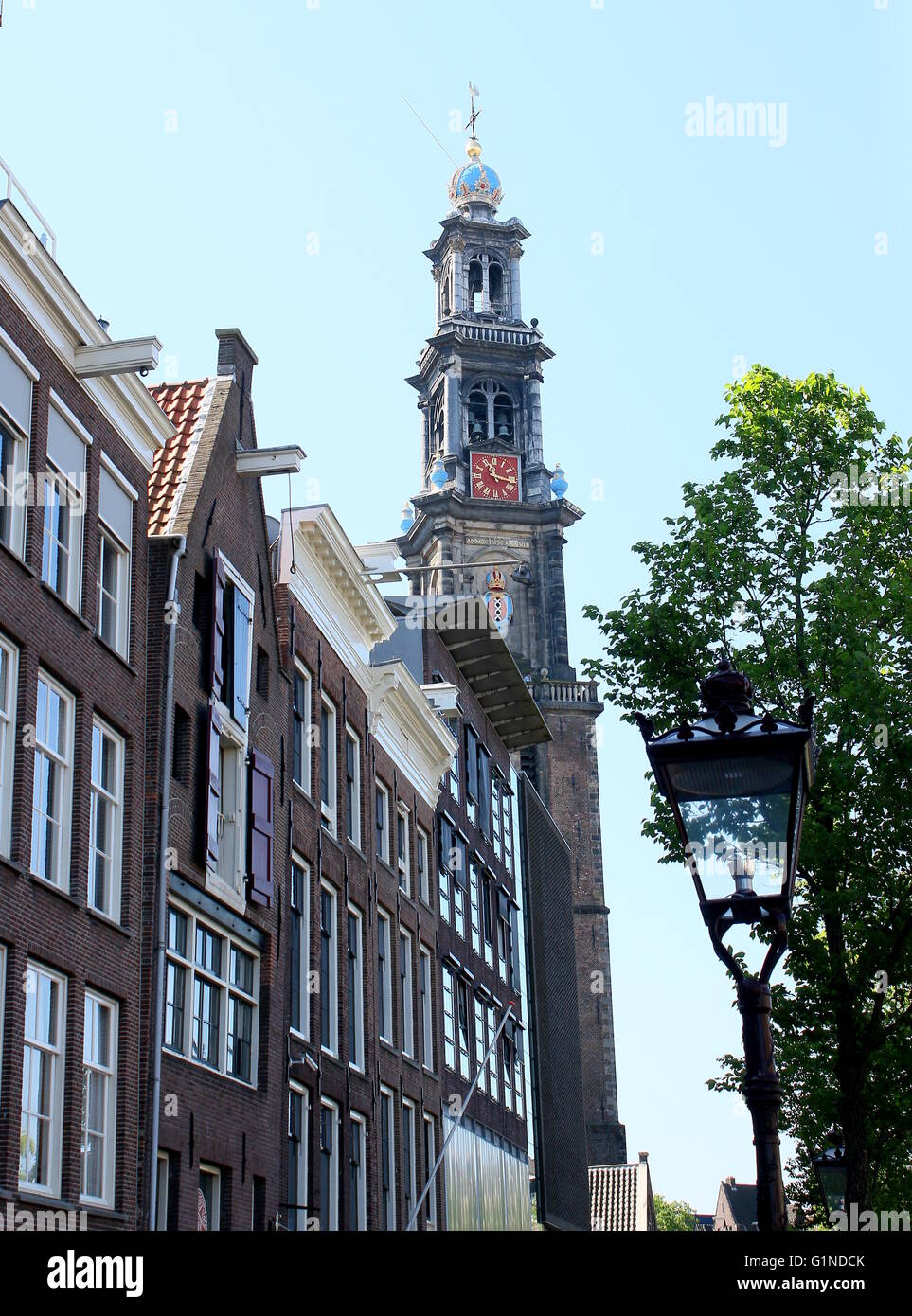 Prinsengracht Kanal mit oberen Geschichten von Anne Frankhuis - Anne Frank Museum, Amsterdam, Jordaan, Niederlande. Westerkerk Kirchturm im Hintergrund Stockfoto