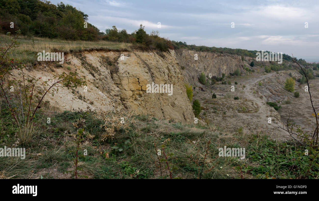 Überblick über Kaskaden in den steinigen alten Steinbruch Stockfoto