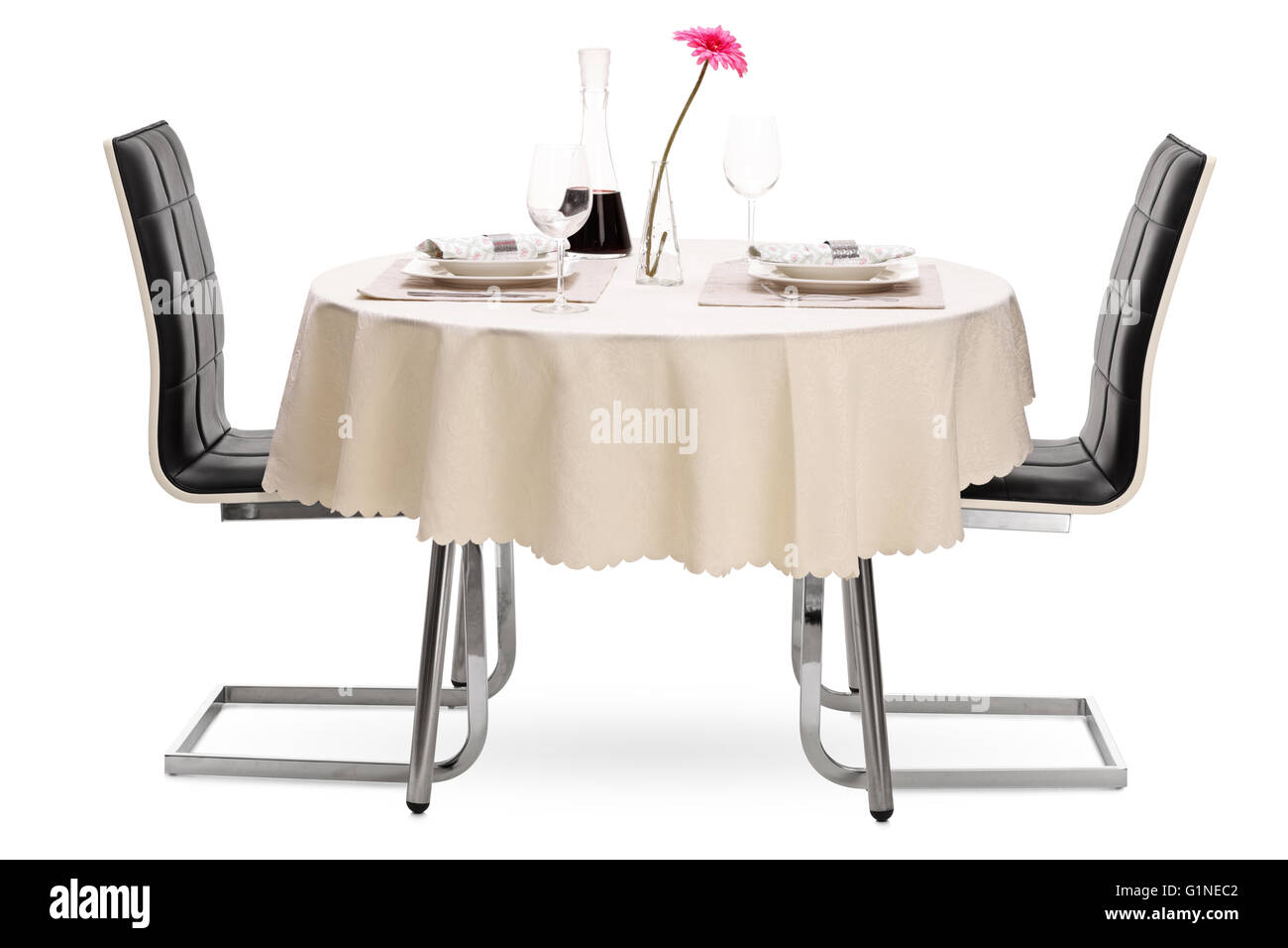 Tisch im Restaurant mit zwei Platten und einer Flasche Rotwein isoliert auf weißem Hintergrund Stockfoto