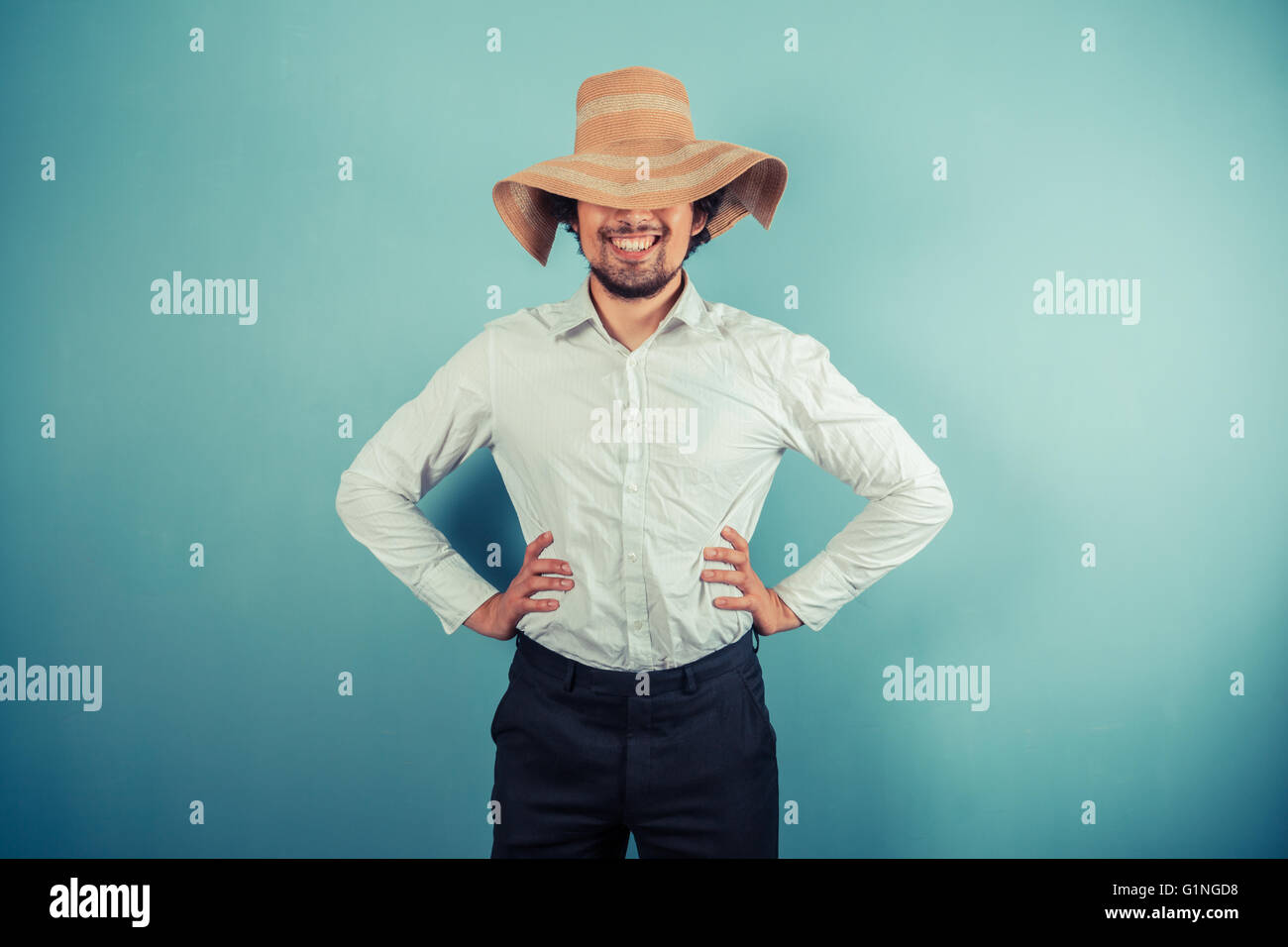 Einen Großen Sommerhut Tragend Stockfotos und -bilder Kaufen - Alamy