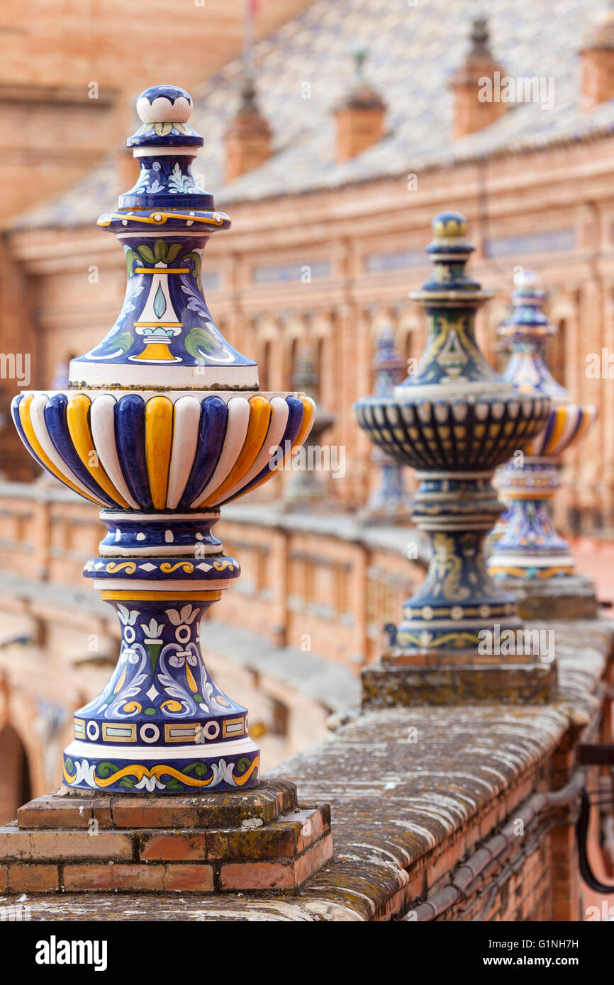 Detail der Keramik-Ornamente auf den Pavillon auf der UNESCO-Weltkulturerbe Plaza de España, Sevilla, Spanien Stockfoto