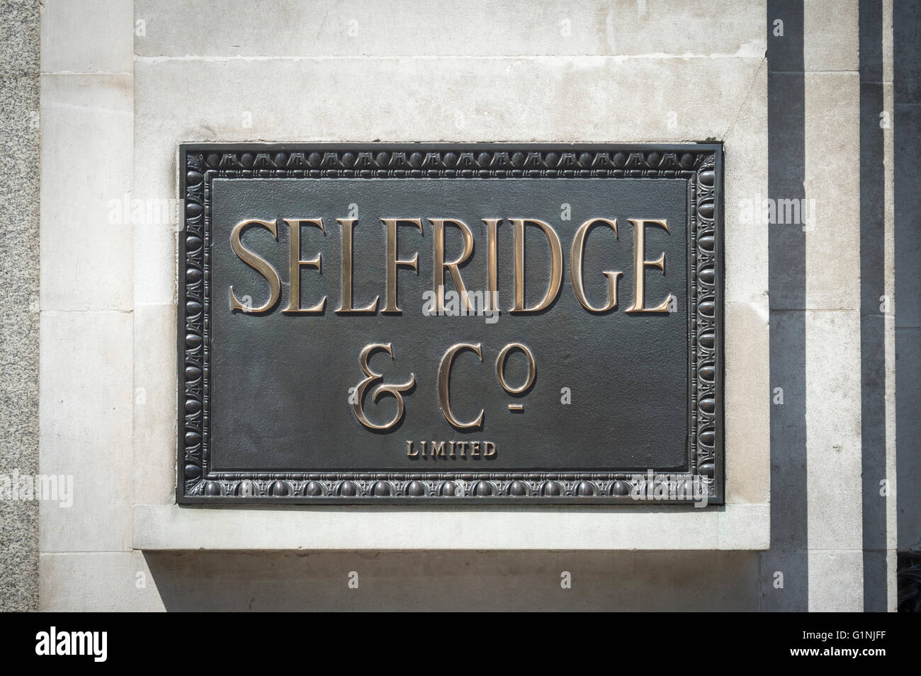 Selfridges und Co Schild an der Fassade des Kaufhauses in Oxford Street, London, England Stockfoto