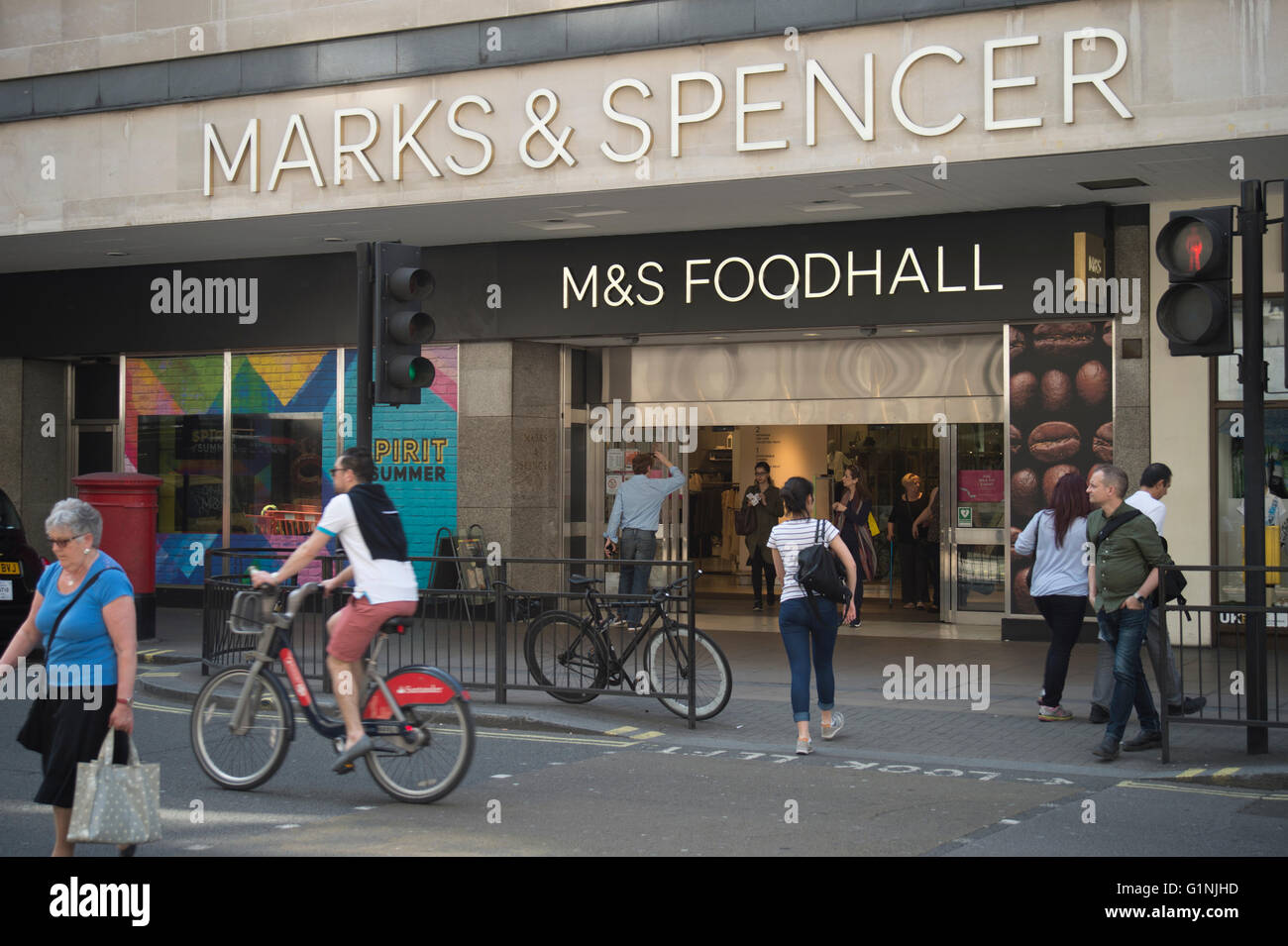 M & S Foodhall Logo an der Außenseite des Ortsverbandes Oxford Street Stockfoto