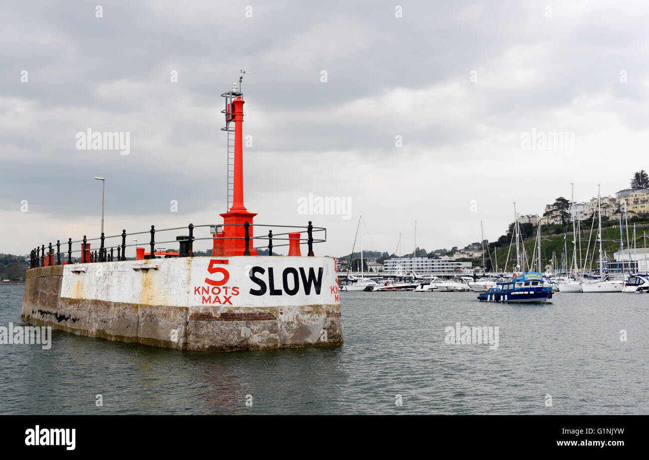 Geschwindigkeitsbeschränkung am Eingang zum Hafen von Torquay, Devon, UK Stockfoto