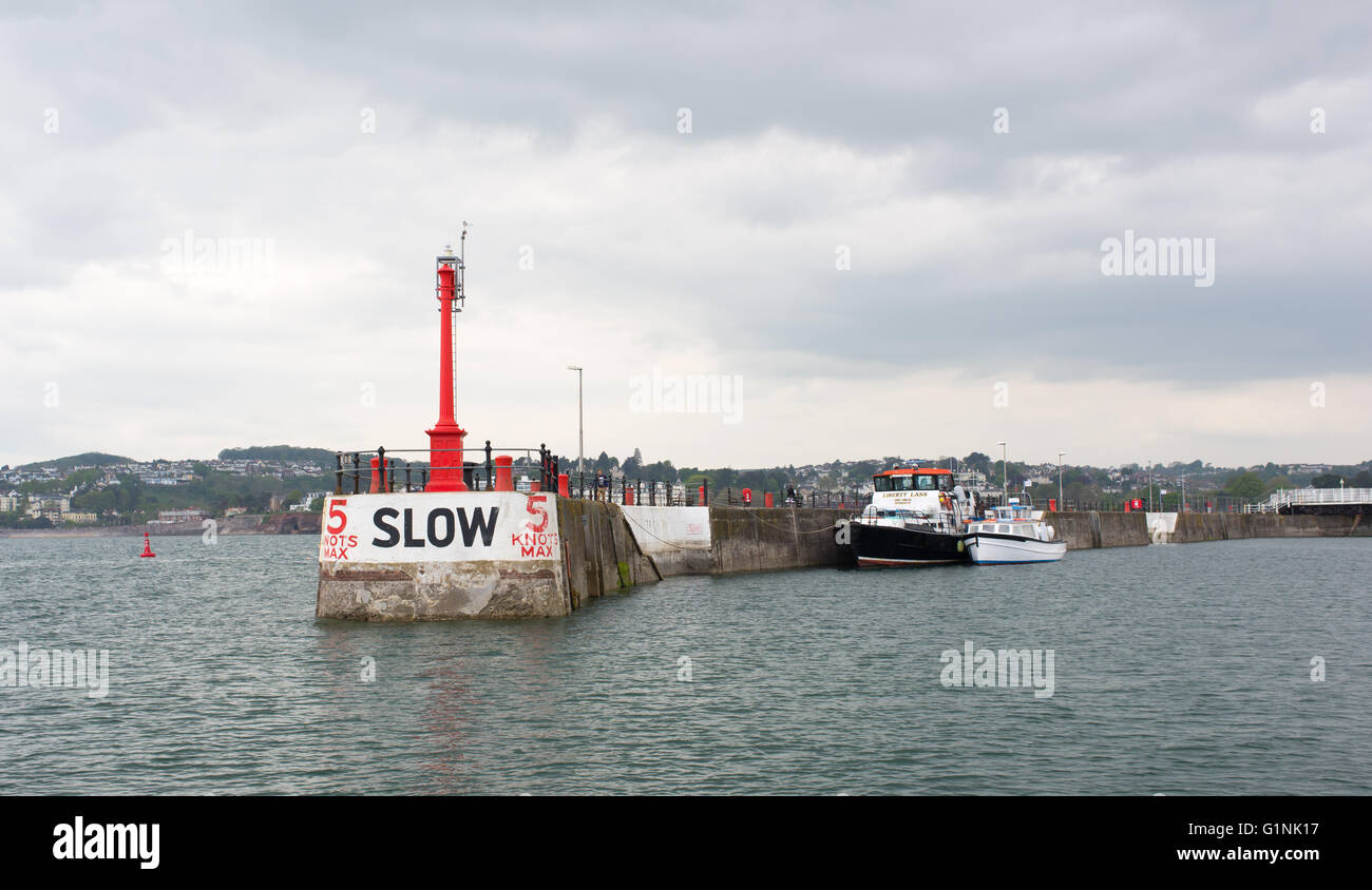 Geschwindigkeitsbeschränkung am Eingang zum Hafen von Torquay, Devon, UK Stockfoto