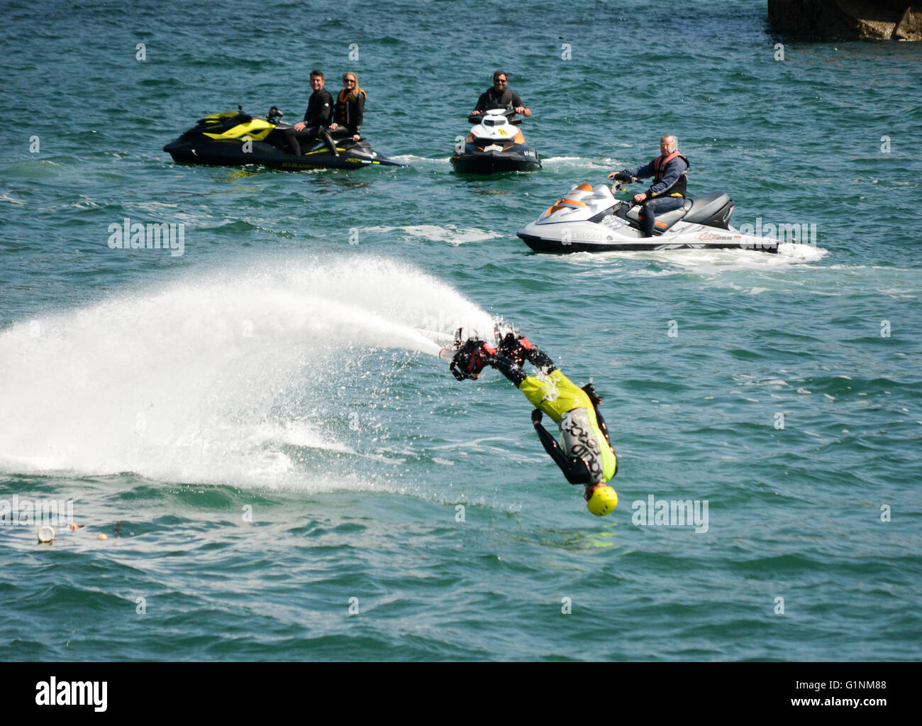 Begeisterter Flyboard zeigt ihm Geschick auf den Sport in Torquay, Devon, UK. Stockfoto