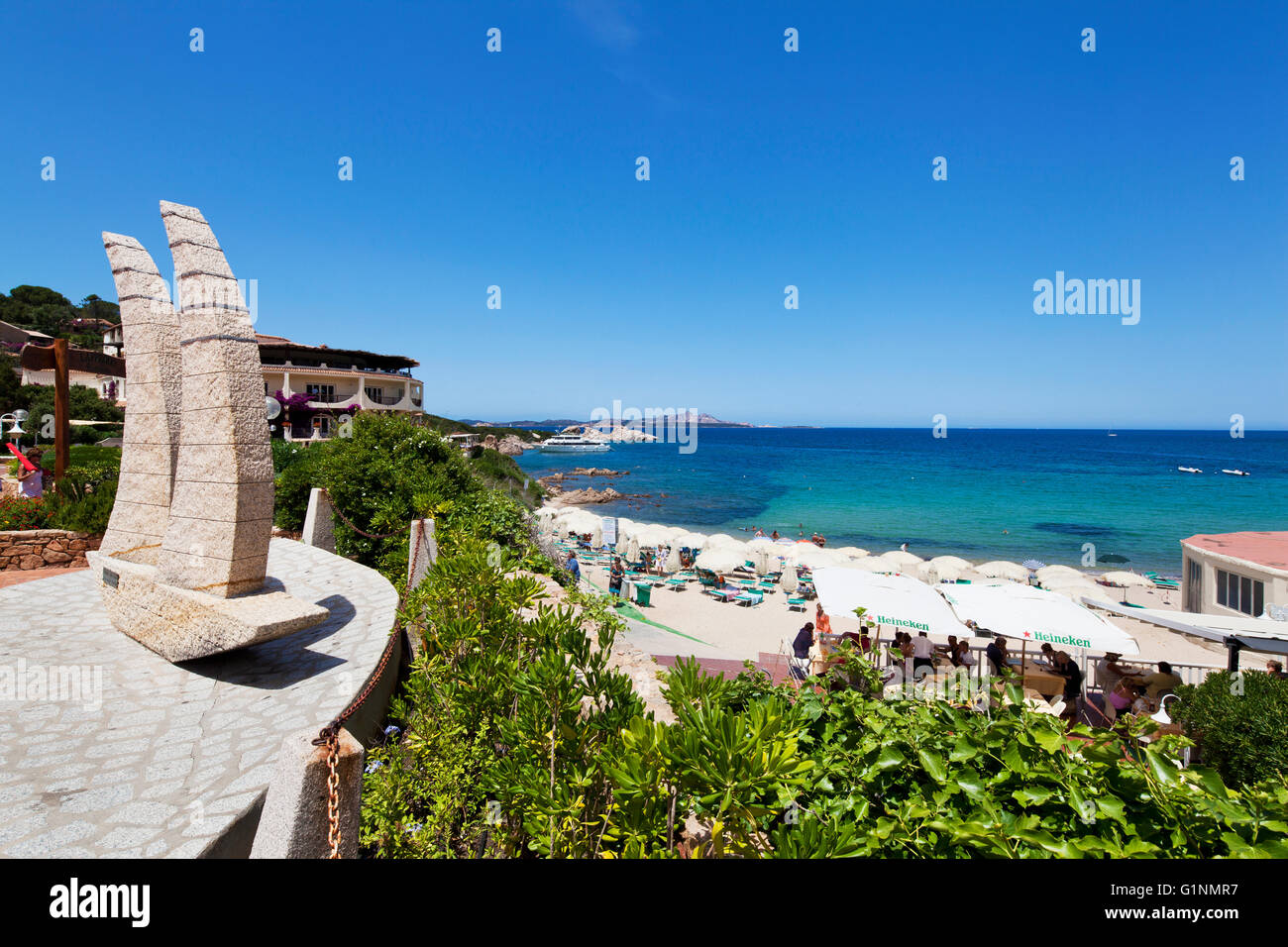 Strandpromenade von Baja Sardinia mit blühenden Blumen auf Sardinien, Italien Stockfoto