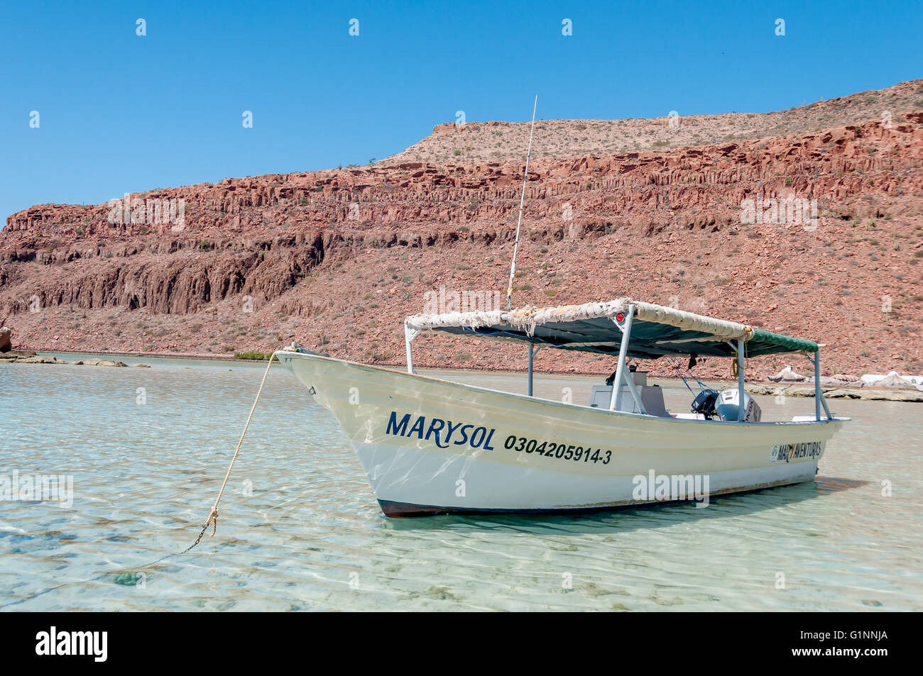 Weißes Boot verankert im seichten Wasser Isla Espíritu Santo Bucht & Kajak Camp in der Sea of Cortez / Cortes, Baja, Mexiko Stockfoto