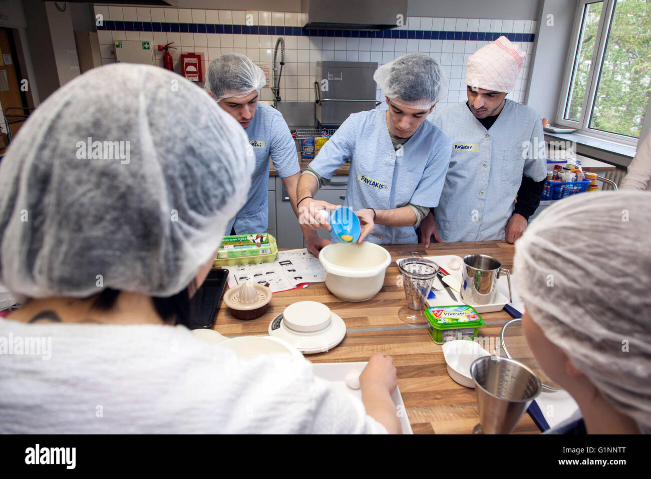 Internationale Schulklasse lernt, wie man kochen und Backen in der Lehrküche. Stockfoto