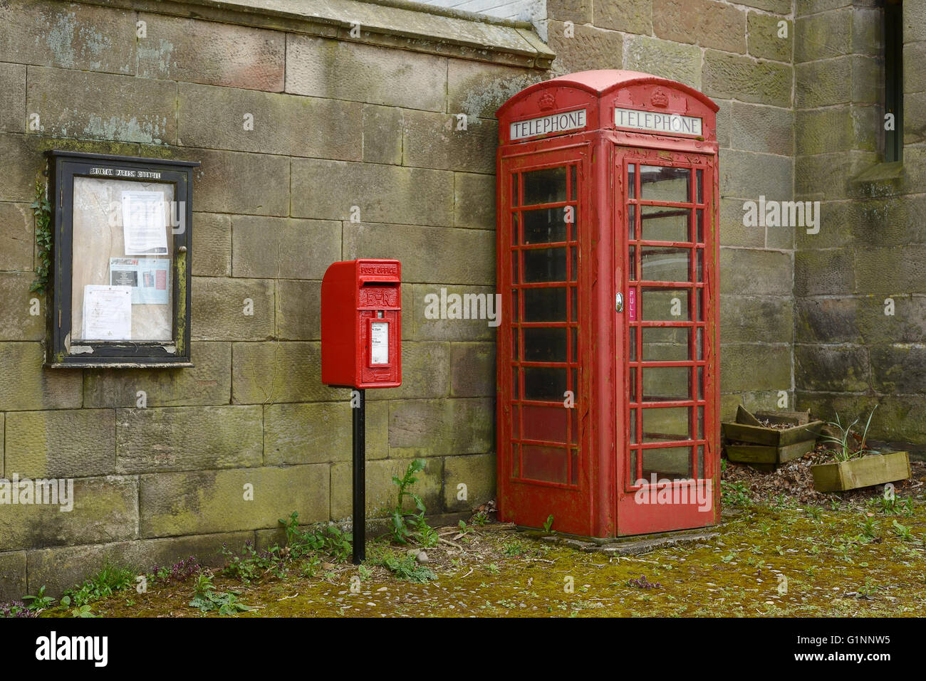 Einen roten Briefkasten und rote Telefonzelle im Zentrum des Dorfes Harthill in Cheshire UK Stockfoto