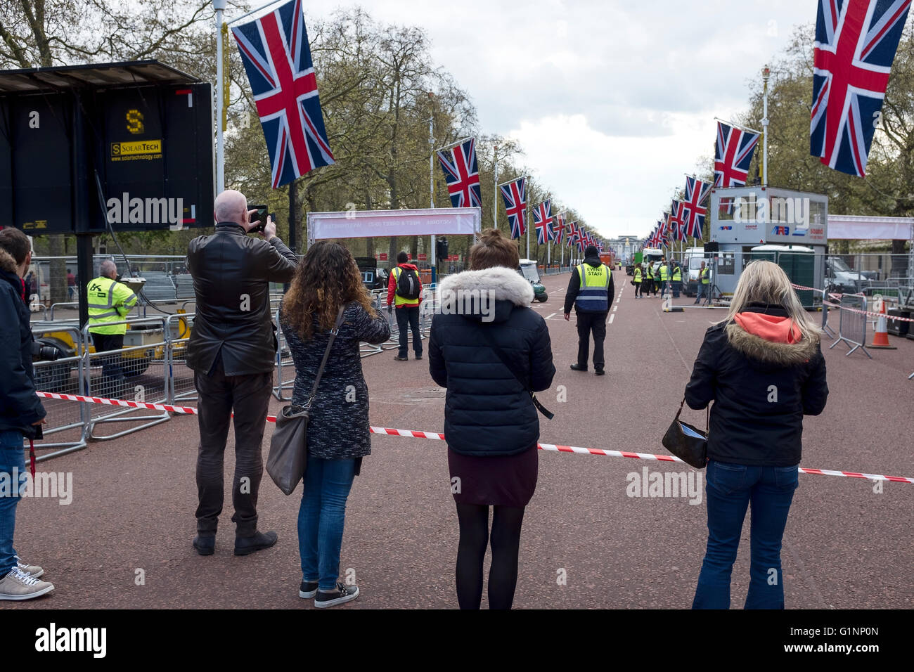 Menschen fotografieren die Vorbereitungen am Ziel für 2016-London-Marathon Stockfoto