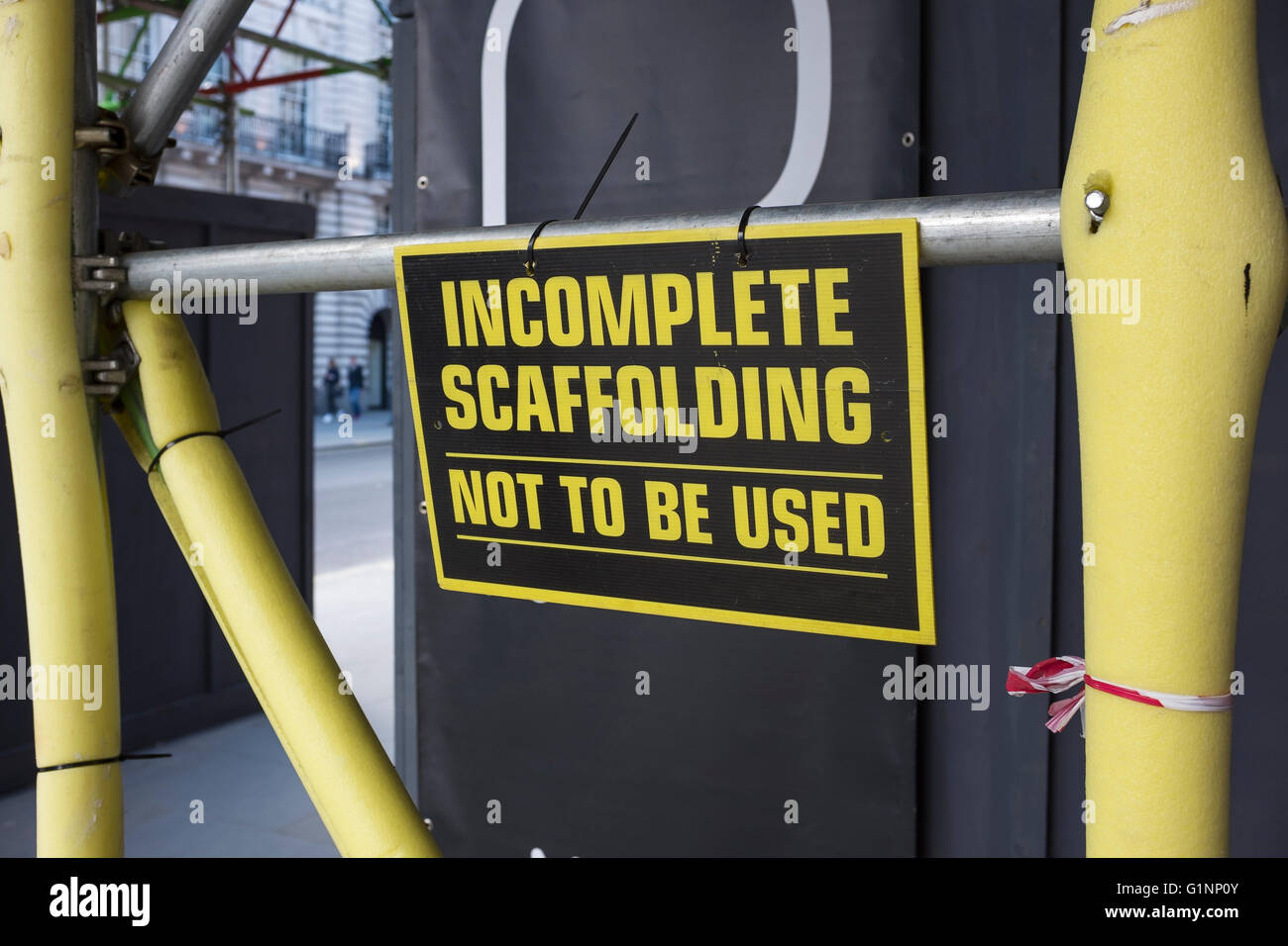 Anmeldung unter Angabe unvollständiger Gerüstbau Stockfoto