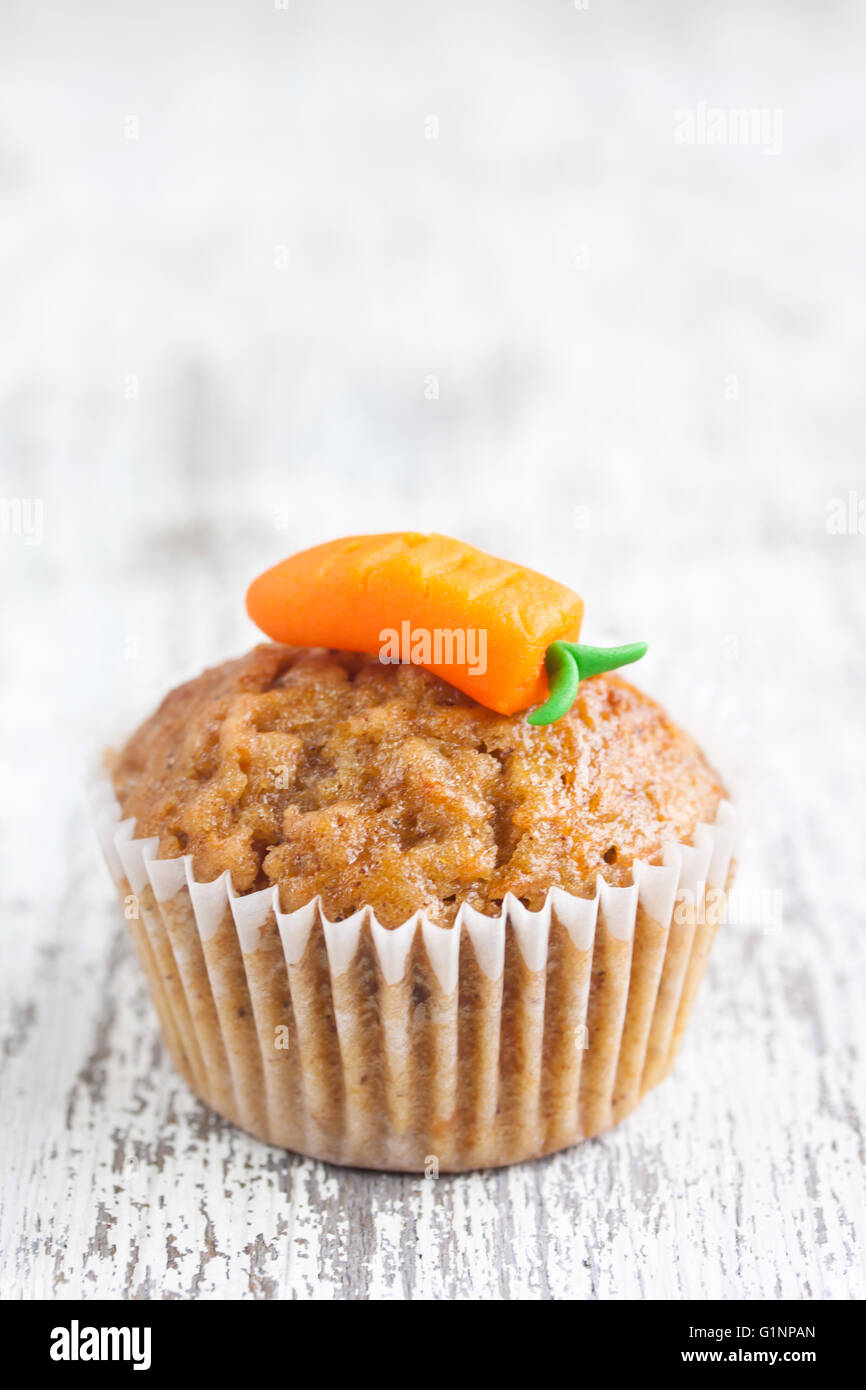 Karotten-Muffins auf einem hölzernen Hintergrund Stockfoto