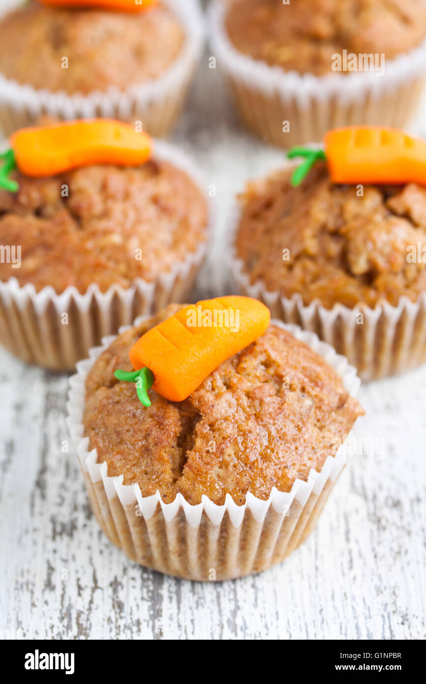 Karotten-Muffins auf einem hölzernen Hintergrund Stockfoto
