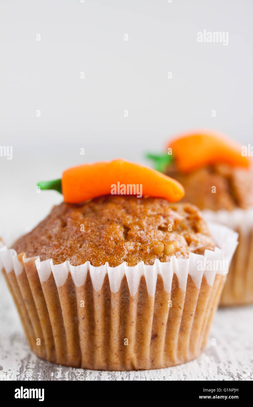 Karotten-Muffins auf einem hölzernen Hintergrund Stockfoto
