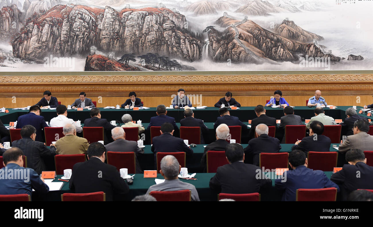Peking, China. 17. Mai 2016. Chinesischen Staatspräsidenten Xi Jinping (C zurück) befasst sich mit einem Symposium diskutiert das Land Arbeit in Philosophie und Sozialwissenschaften in Peking, Hauptstadt von China, 17. Mai 2016. © Xie Huanchi/Xinhua/Alamy Live-Nachrichten Stockfoto