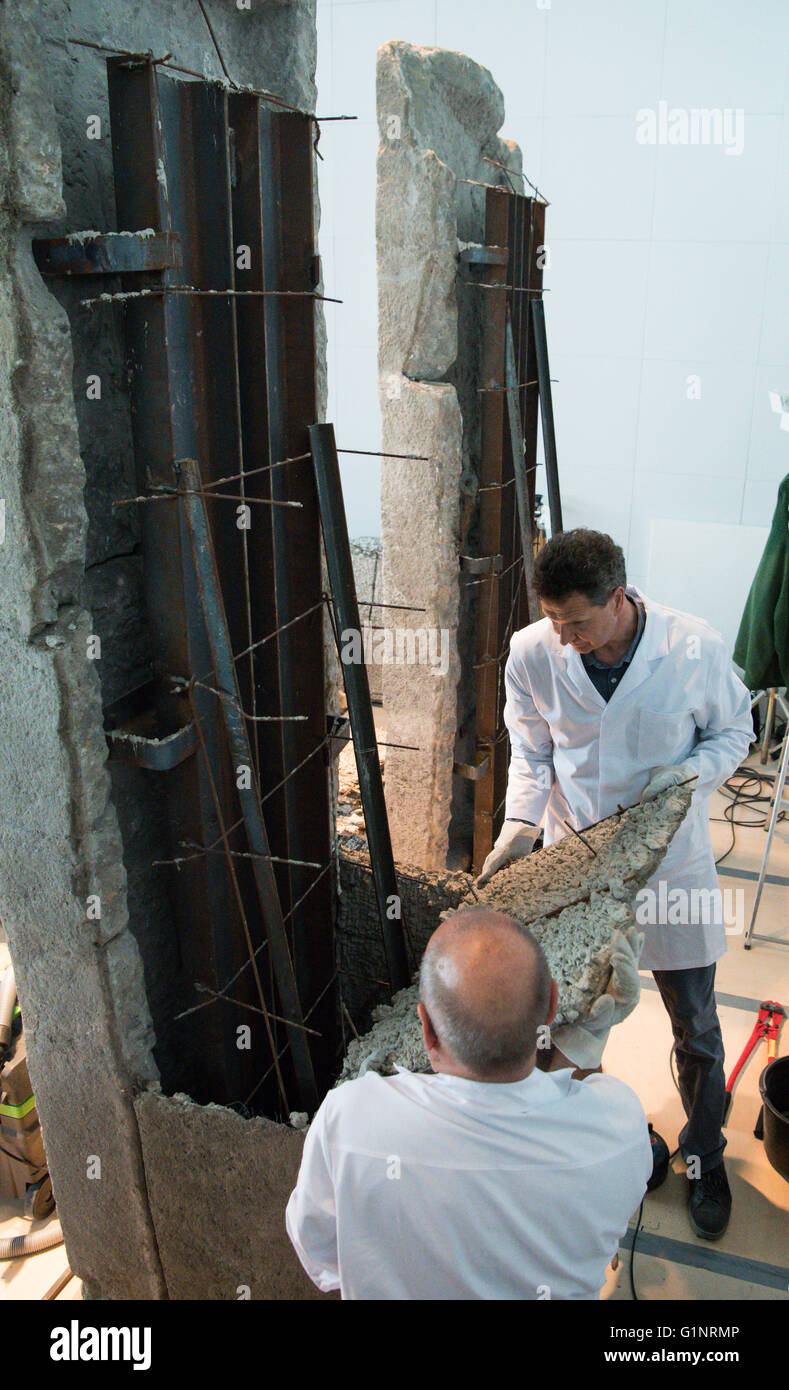 Berlin, Deutschland. 17. Mai 2016. Conservators Sebastian Roehl (r) und Gerhard Kunze (l) Demontage Rückenteil eines der acht Cotzumalhuapa Stelen, die für ihren Umzug in das Humboldt-Forum im Zentrum von Berlin in das Museum Dahlem in Berlin, Deutschland, 17. Mai 2016 vorbereitet wird. Die Stelen der Cotzumalhuapa Kultur von Guatemala (400-900 n. Chr.) umgeben einst ein Feld für das rituelle Ballspiel. Foto: BERND JUTRCZENKA/Dpa/Alamy Live News Stockfoto