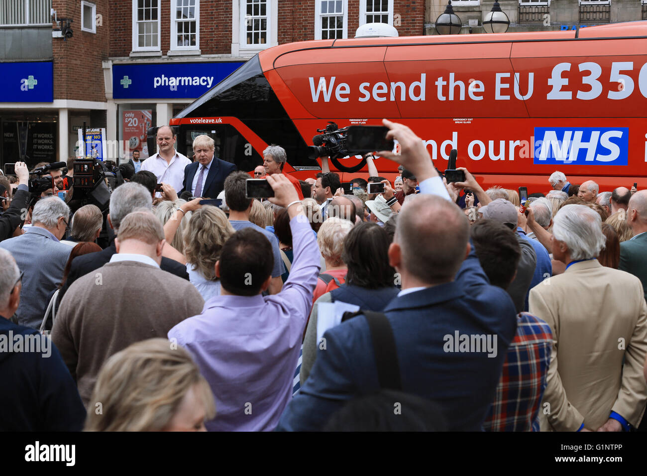 Boris Johnson in Stafford mit dem BREXIT Battle Bus und den Medien und ein paar Zuschauern. Die Dominic Cummings inspirierten Battle Bus während der BREXIT-Kampagne, als sie durch das Land tourten und in den konservativ gehaltenen Wahlkreis Stafford einfielen Stockfoto