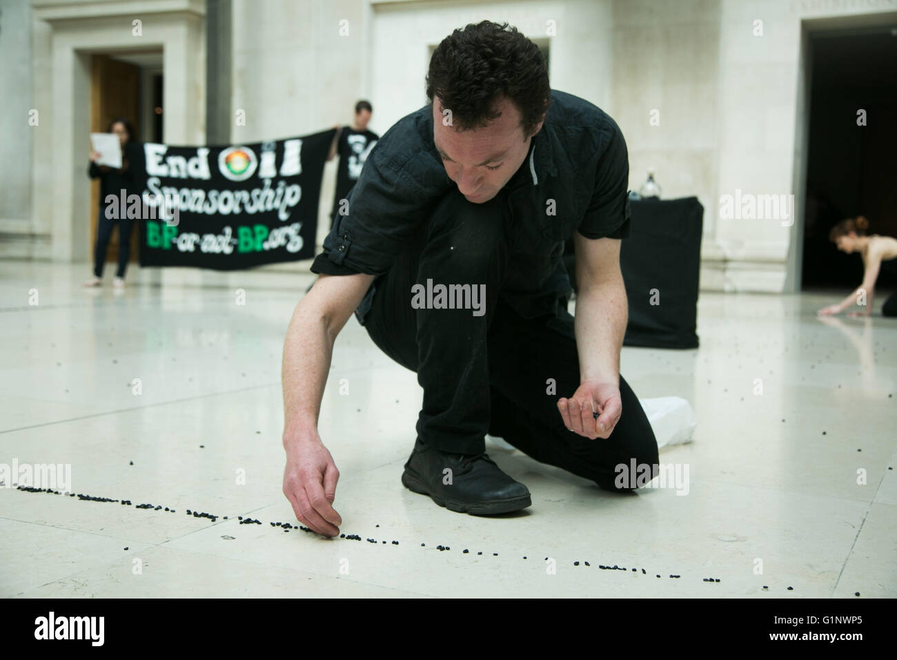 Aktivisten protestieren Künstlergruppe Bp-oder-nicht-Bp stellen eine künstlerische Intervention im British Museum zu betonen, dass der Ölkonzern BP eine Show namens versunkene Städte im Museum 17. Mai 2016 Sponsoren.   Die Pressemitteilung heißt es: "die Linien von Steinen in das Kunstwerk vertreten die 340 Menschen verschleppt, in den vier Monaten vor der Unterzeichnung eines $ 12 Mrd. Dollars BP befassen sich mit dem Sisi-Regime – eine Neuauflage davon einen deal mit dem Mubarak-Regime gemacht hatte. Die Gesamtzahl verschwand unter der Sisi Regime in Tausenden laufen kann. Tränengas ist eine Waffe, die sowohl zur Unterdrückung der Proteste in T verwendet Stockfoto
