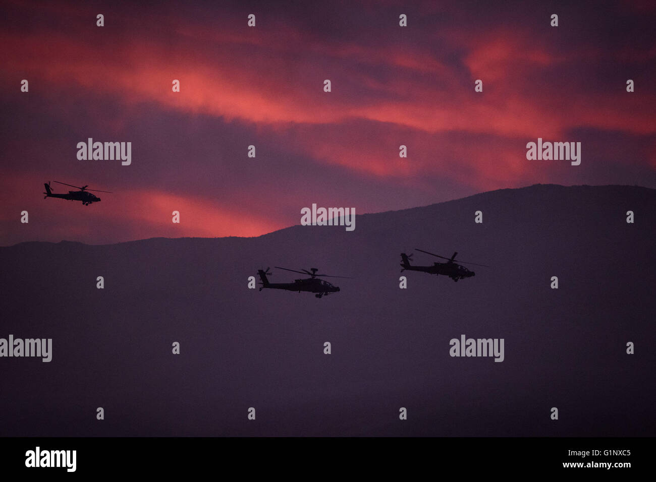Fort Irwin, Kalifornien, USA. 5. August 2015. Apache-Hubschrauber fliegen Weg nach dem Entladen auf Ziele während der Operation Dragon Spear, ein gemeinsamen gewaltsame Eintrag Übung demonstrierende Heer und Luftwaffe Fähigkeiten, Mittwoch, 5. August 2015 bei der US Army National Training Center in Fort Irwin, Ca. Beamte sagte das Trainingsszenario beruhte nicht auf jeder ein potentieller Feind, aber sie Ähnlichkeiten zu den laufenden russische Militärintervention in der Ostukraine anerkannt. "In meinem Kopf ist dies auch über Abschreckung, '' sagte damals Stabschef der Armee Raymond T. Odierno. '' Wir machen sicher ev Stockfoto