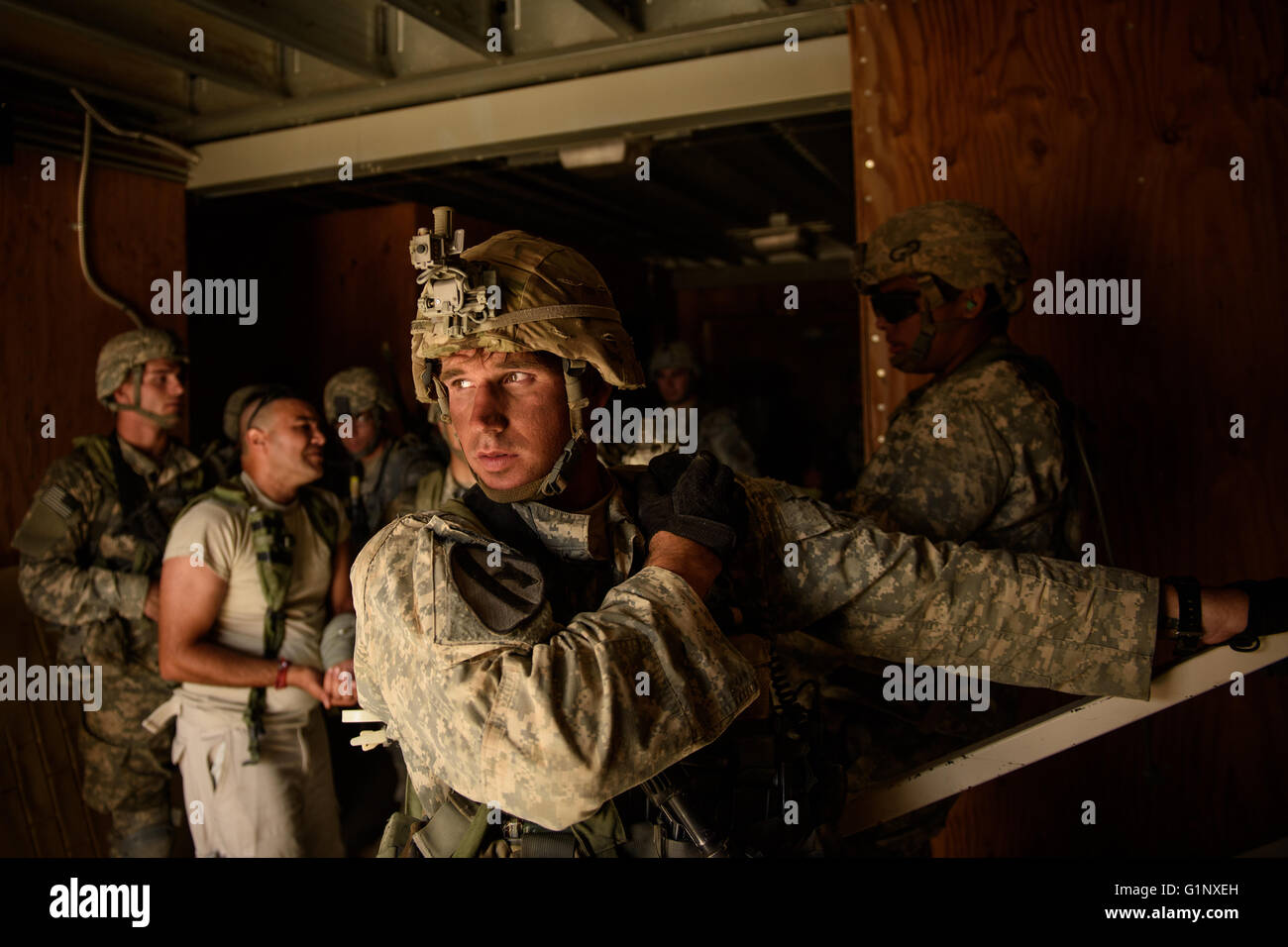 Fort Irwin, Kalifornien, USA. 6. August 2015. Fallschirmjäger mit 2nd Brigade Combat Team bereiten Sie ausziehen mit amerikanischer Staatsbürger Rollenspieler während der Operation Dragon Spear, eine gemeinsame gewaltsame Eintrag Übung demonstriert Heer und Luftwaffe-Funktionen auf Donnerstag, 6. August 2015 bei der US Army National Training Center in Fort Irwin, Ca. Beamte sagte das Trainingsszenario beruhte nicht auf jeder ein potentieller Feind, aber sie Ähnlichkeiten zu den laufenden russische Militärintervention in der Ostukraine anerkannt. '' In meinem Kopf ist dies auch über Abschreckung, '' sagte dann Armeechef des Hl. Stockfoto