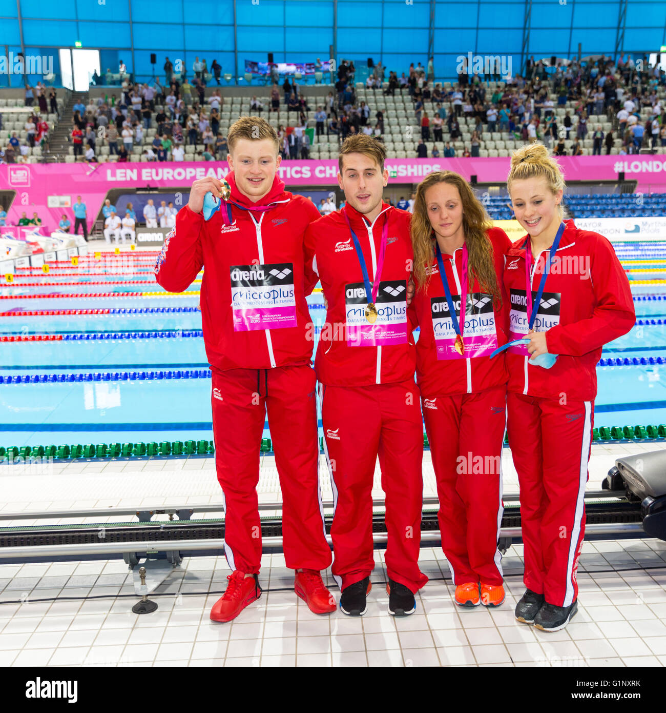 London, UK. 17. Mai 2016. Aquatics Centre, London, UK, 17. Mai 2016. Das britische team Team von Chris Walker-Hebborn, Adam Peaty, Siobhan-Marie O'Connor und Fran Halsall gemischte 4x100m Lagenstaffel gewinnen und zeigen Sie ihre Medaillen Credit: Imageplotter News und Sport/Alamy Live News Stockfoto