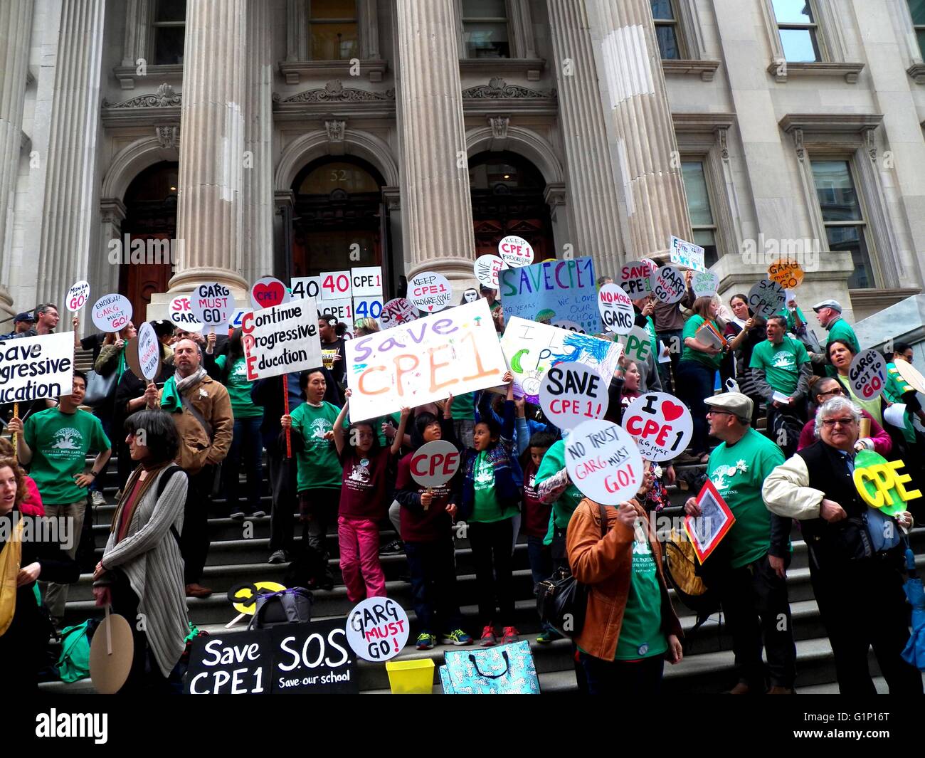 New York, Vereinigte Staaten von Amerika. 17. Mai 2016. Mehr als hundert besuchte den Protest am Tweed Courthouse als Eltern, Lehrer und Schüler aus der historischen East Harlem School Protest Principal Angriff auf Progressive Education. Sie wollen verteidigen Progressive Education und Nachfrage, die das Department of Education auf die Stimmen der Eltern und Mitarbeiter bei CPE 1 hören. Bildnachweis: Mark Apollo/Pacific Press/Alamy Live-Nachrichten Stockfoto