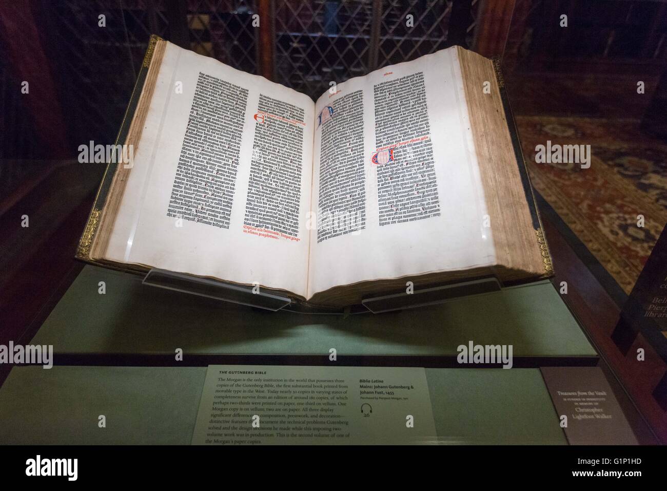 (160518)--NEW YORK, 18. Mai 2016 (Xinhua)--Foto am 17. Mai 2016 zeigt die Gutenberg-Bibel in der Morgan Library and Museum in New York, Vereinigte Staaten. Der Morgan Library & Museum, vormals die Pierpont Morgan Library, ist ein Museum und Forschung Bibliothek befindet sich auf 225 Madison Avenue, East 36th Street, im Stadtteil Midtown Manhattan, New York City. Es wurde gegründet, um Haus die Privatbibliothek des Morgan im Jahre 1906, Manuskripte und gedruckte Bücher, einige davon in seltenen Bindungen, sowie seine Sammlung von Drucken und Zeichnungen. Die Bibliothek war designe Stockfoto