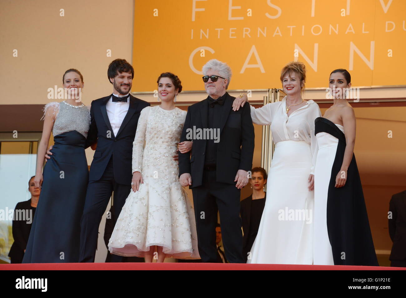 Cannes, Frankreich. 17. Mai 2016. CANNES, Frankreich - Mai 17: (R - L) Schauspielerinnen Inma Cuesta, Emma Suarez, Regisseur Pedro Almodova, Schauspielerin Adriana Ugarte, Schauspieler Daniel Grao und Schauspielerin Michelle Jenner besuchen die "Julieta" Premiere während der 69. jährlichen Cannes Film Festival im Palais des Festivals im 17. Mai 2016 in Cannes, Frankreich. Bildnachweis: Frederick Injimbert/ZUMA Draht/Alamy Live-Nachrichten Stockfoto