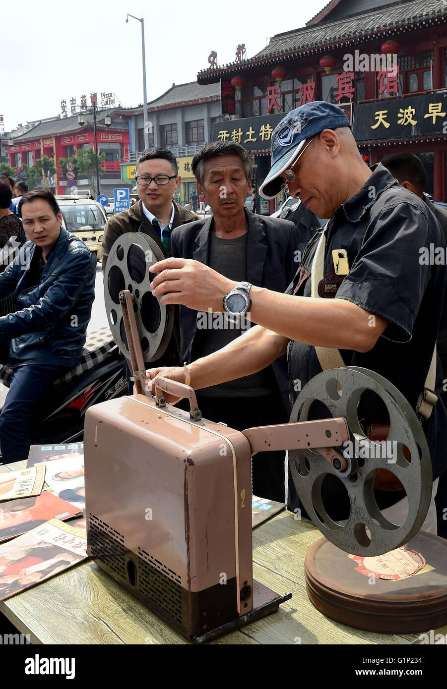 (160518)--KAIFENG, 18. Mai 2016 (Xinhua)--ein Bediensteter des Kunstmuseums Lansheng Film zeigt einen altmodischen Filmprojektor während einer Veranstaltung anlässlich des Internationalen Museumstag in Kaifeng, Zentral-China Henan Provinz, 18. Mai 2016. (Xinhua/Li ein) (Wx) Stockfoto