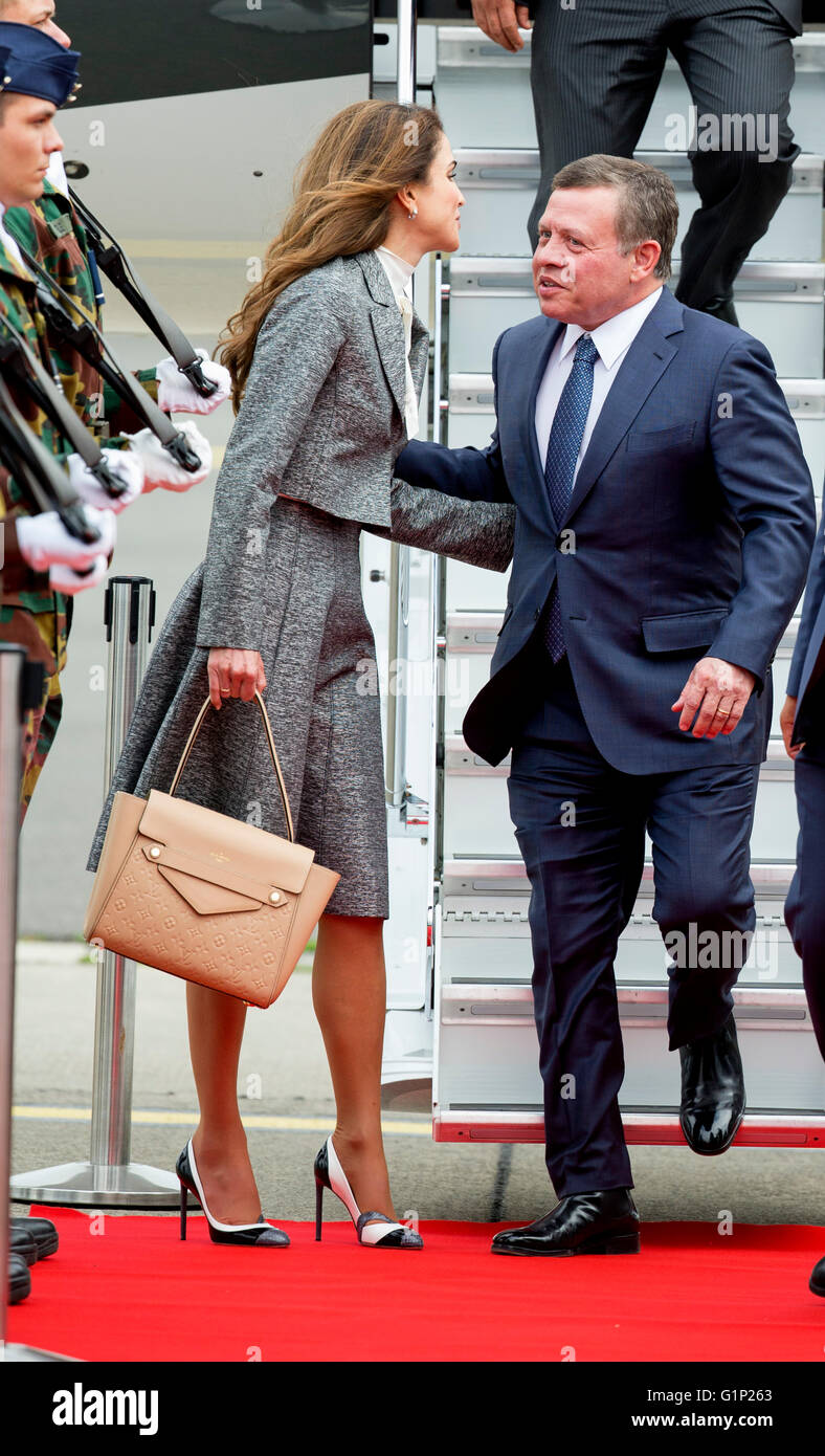 König Abdullah und Königin Rania von Jordanien ankommen am Flughafen  Brüssel, 17. Mai 2016. Der Jordan-König und die Königin besuchen Belgien zu  einem Staatsbesuch von 17 bis 19 Mai. Foto: Patrick van