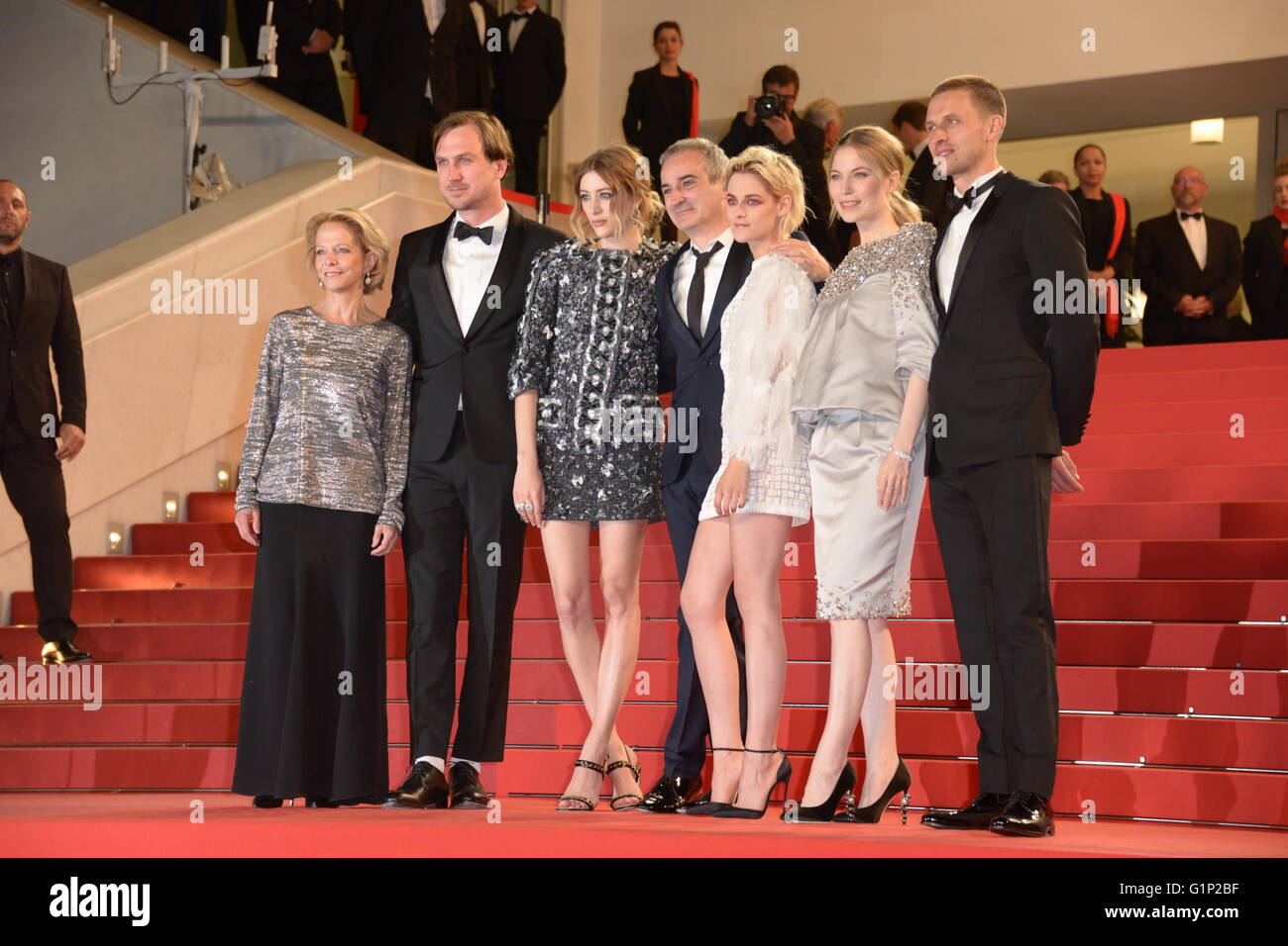 Cannes, Frankreich. 17. Mai 2016. CANNES, Frankreich - Mai 17: (L - R) Schauspieler Anders Danielsen Lie, Schauspielerin Nora von Waldstaetten, Schauspielerin Kristen Stewart, Schauspielerin Sigrid Bouaziz, Regisseur Olivier Assayas und Schauspieler Lars Eidinger besuchen die "Personal Shopper" Premiere während der 69. jährlichen Cannes Film Kredit: Friedrich Injimbert/ZUMA Draht/Alamy Live News Stockfoto