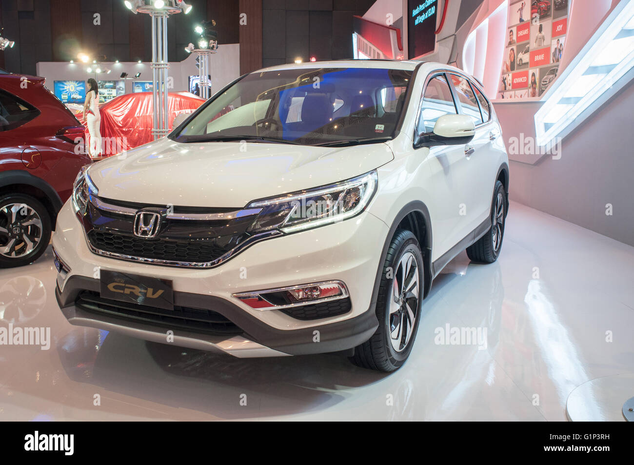 Makassar, Indonesien. 18. Mai 2016. Honda zeigen neue CR-V bei GIIAS Makassar Autoshow in Makassar, Indonesien. Den letzten Bericht sagte, dass Indonesien Autoverkäufe 4,6 Prozent (Jahr) zu 84.703 Fahrzeug im April 2016 von 81,000 Fahrzeuge im selben Monat wuchs im vergangenen Jahr. Dies ist ein bemerkenswertes Ergebnis, wie monatliche Auto Umsatzwachstum (auf ein Jahr auf Basis) für 16 geraden Monate zuvor abgenommen hatte. Bildnachweis: Yermia Riezky Santiago/Alamy Live-Nachrichten Stockfoto