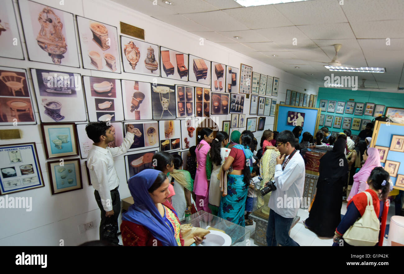 Neu-Delhi, Indien. 18. Mai 2016. Menschen besuchen die Sulabh International Museum Toiletten in Neu-Delhi, Indien, 18. Mai 2016. Das Museum, gegründet durch indische soziale Aktivistin Dr. Bindeshwar Pathak, widmet sich der globale Geschichte der sanitären Einrichtungen und Toiletten. Seine Exponate aus 50 Ländern bringen, die Entwicklung der Toilette verwandte Technologie aus verschiedenen Epochen der Menschheitsgeschichte. © Xinhua/Alamy Live-Nachrichten Stockfoto