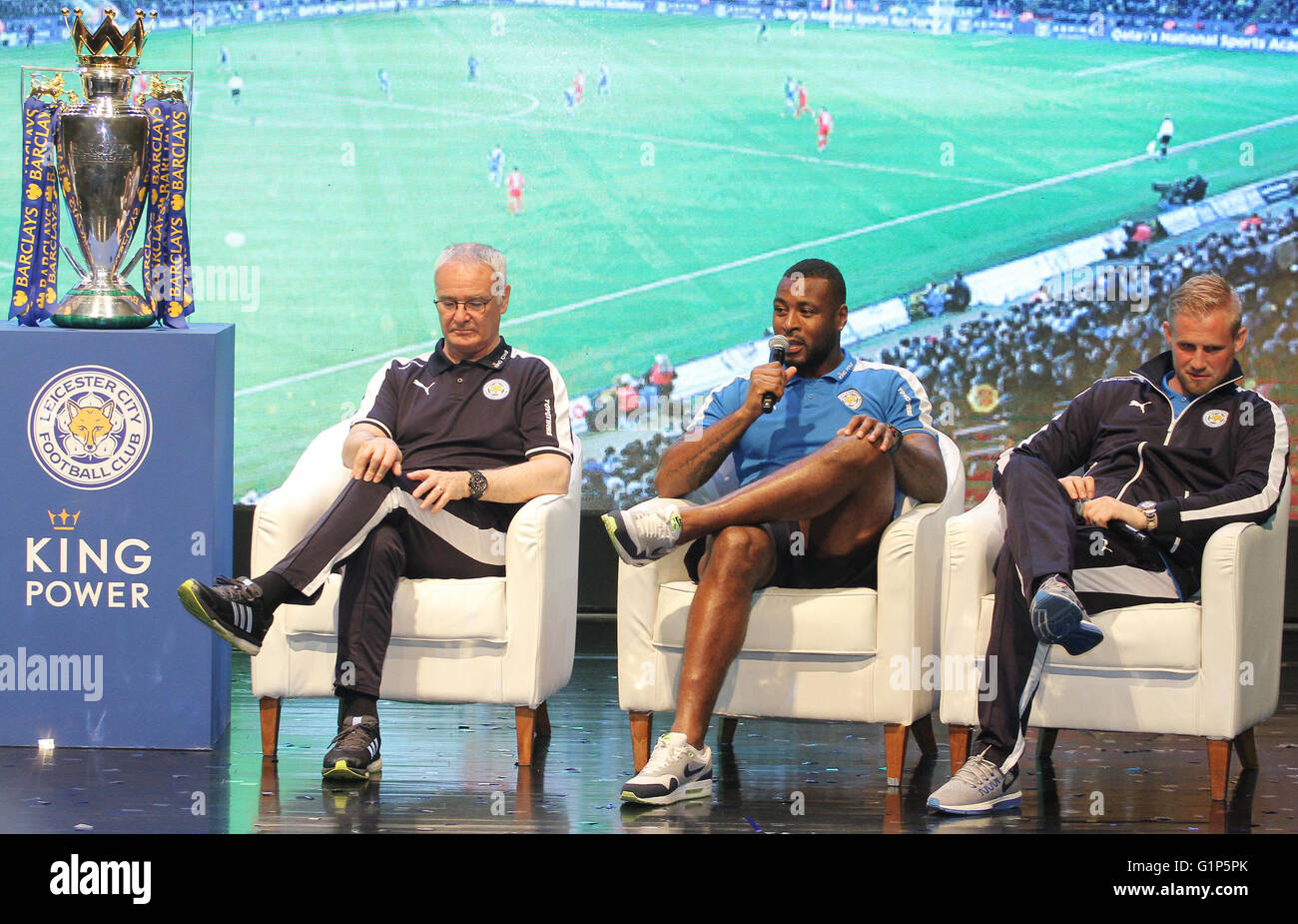 Thailand. 18. Mai 2016. Leicester City-Trainer Claudio Ranieri (links) und Wes Morgan (Mitte) und Kasper Schmeichel (rechts) spricht zu den Medien während der Pressekonferenz. Leicester City-Kader kam in Bangkok, Thailand, die Premier League Champions Etablissement Aksra Theater König macht Innenstadt begrüßen zu dürfen. Bildnachweis: Vichan Poti/Pacific Press/Alamy Live-Nachrichten Stockfoto