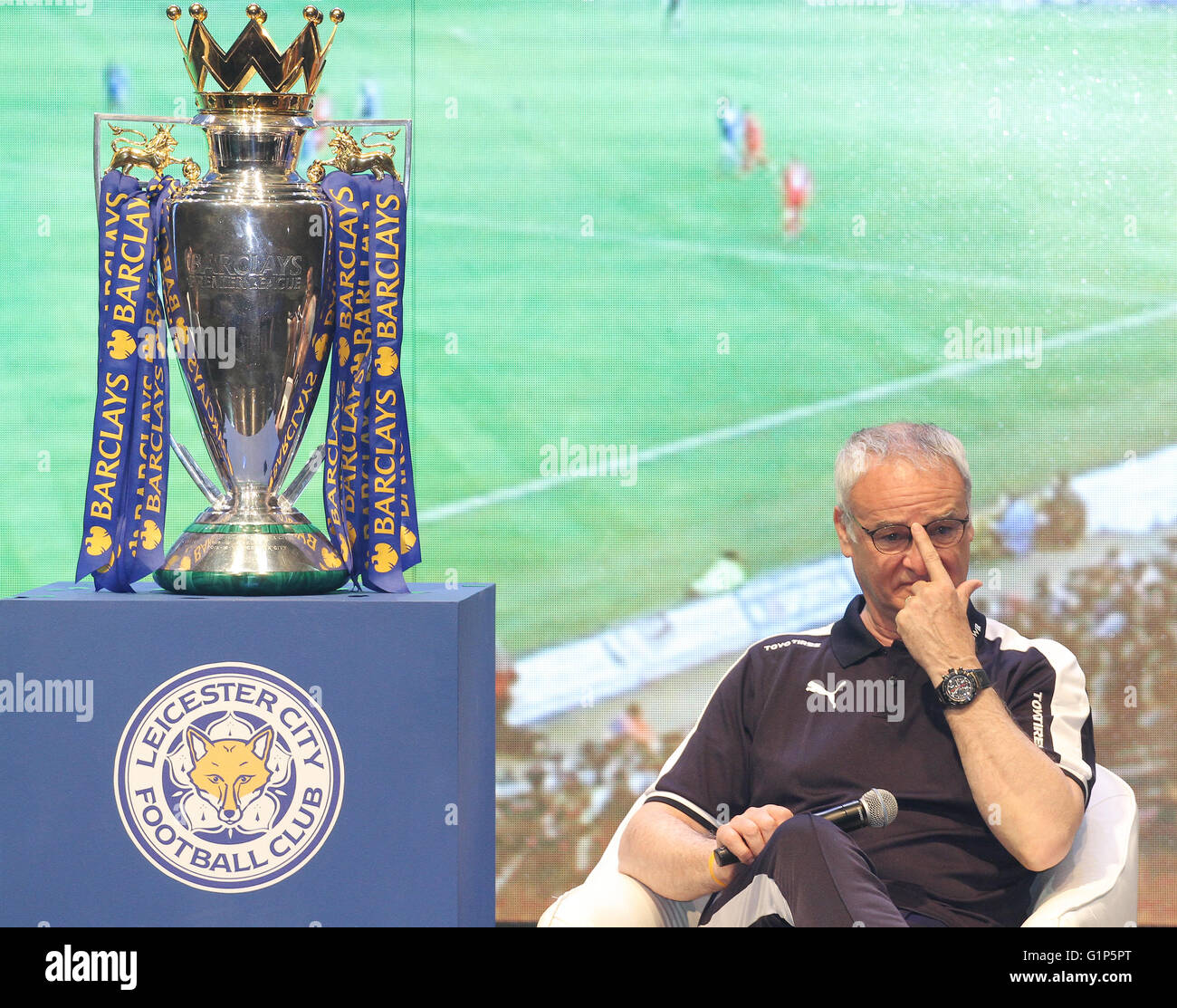 Thailand. 18. Mai 2016. Leicester City-Trainer Claudio Ranieri spricht zu den Medien während der Pressekonferenz. Leicester City-Kader kam in Bangkok, Thailand, die Premier League Champions Etablissement Aksra Theater König macht Innenstadt begrüßen zu dürfen. Bildnachweis: Vichan Poti/Pacific Press/Alamy Live-Nachrichten Stockfoto