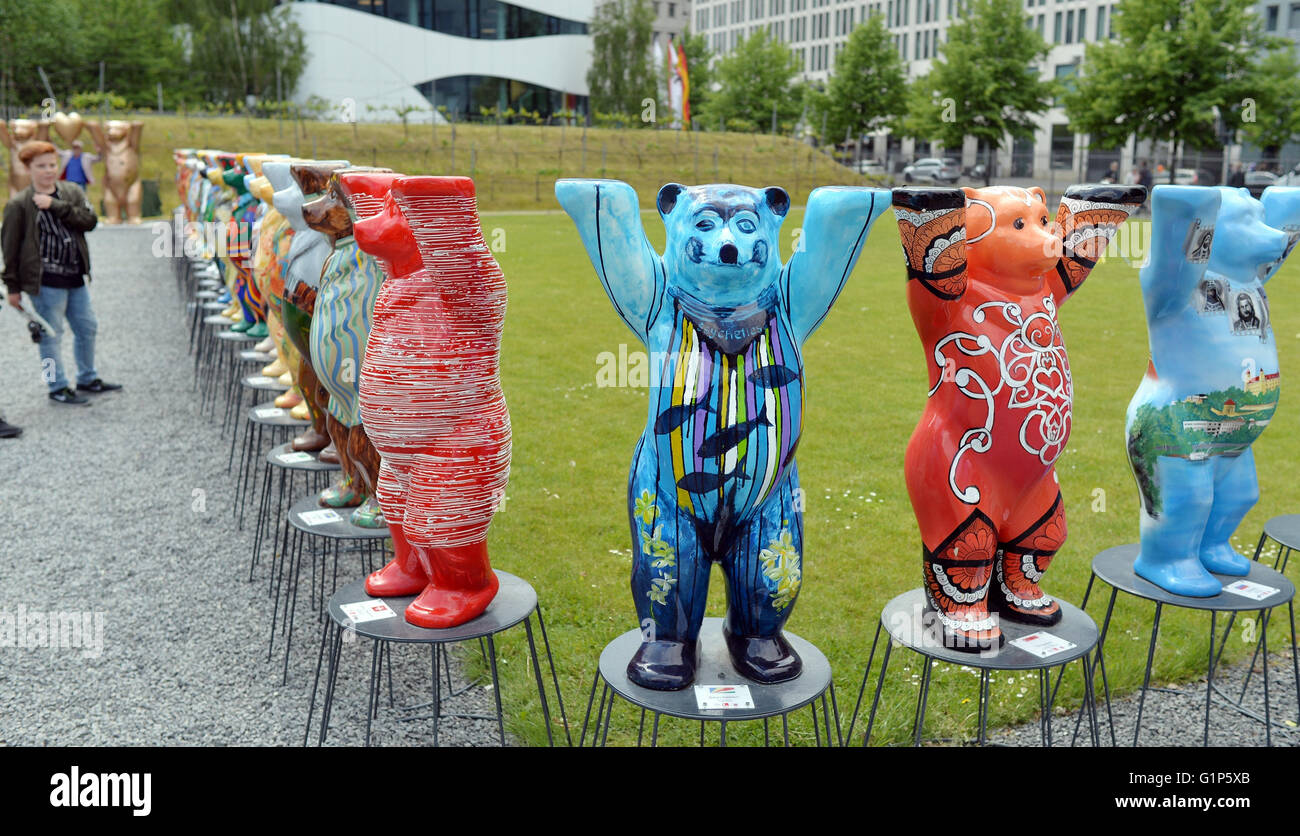 berlin-deutschland-18-mai-2016-leute-betrachten-miniatur-buddy