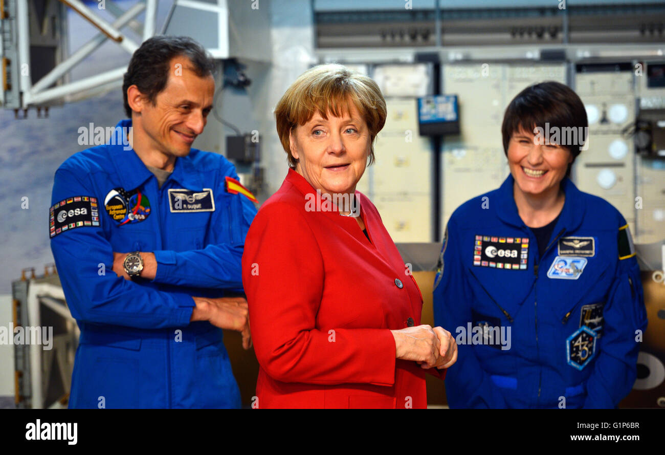 Köln, Deutschland. 18. Mai 2016. Bundeskanzlerin Angela Merkel posiert mit spanischen Astronaut Pedro Duque (L) und italienische Astronaut Samantha Cristoforetti (R) während eines Besuchs zu europäischen Astronauten Center (EAC) der europäischen Raum B.i.t (ESA) in Köln, Deutschland, am 18. Mai 2016. Foto: Sascha Schürmann/Dpa/Alamy Live News Stockfoto