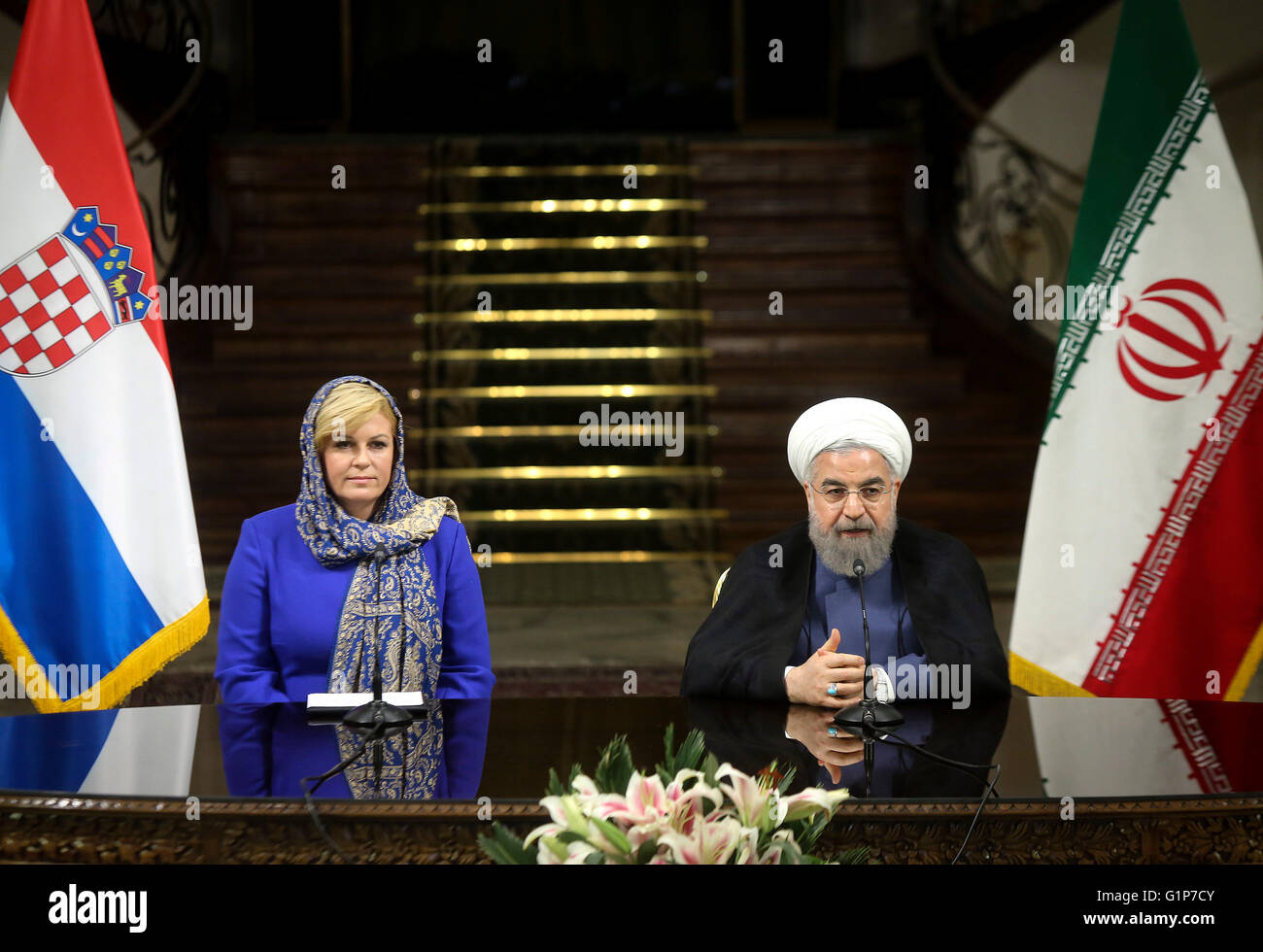 Teheran, Iran. 18. Mai 2016. Der iranische Präsident Hassan Rouhani(R) und kroatische Präsident Kolinda Grabar-Kitarovic teilnehmen eine gemeinsame Pressekonferenz im Saadabad Palast in Teheran, Iran, am 18. Mai 2016. Iran und Kroatien unterzeichnete zwei Vereinbarungen (MoU) hier am Mittwoch zu erhöhen, die wirtschaftliche Zusammenarbeit, berichtete offiziellen Nachrichtenagentur IRNA. Bildnachweis: Ahmad Halabisaz/Xinhua/Alamy Live-Nachrichten Stockfoto