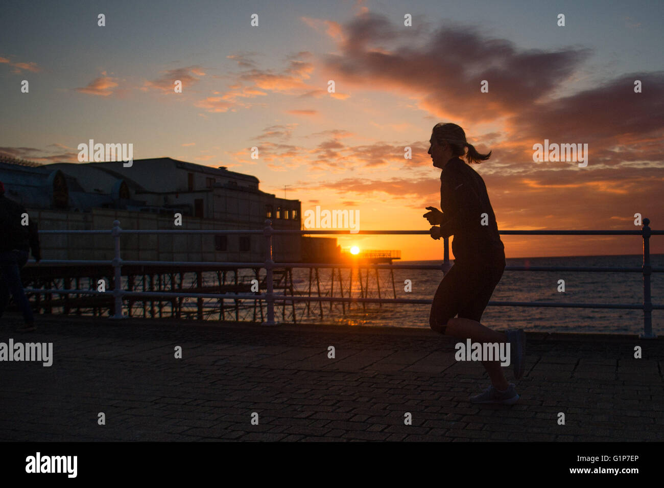 Aberystwyth, Wales, UK. 18. Mai 2016. UK-Wetter: Am Ende eines Tages fast ununterbrochenen Sonnenschein an der Westküste, die Sonne spektakulär über die Cardigan Bay in Aberystwyth. Das Wetter morgen wird voraussichtlich drastisch unterschiedlich sein, mit Bands von Starkregen fegt in aus dem Atlantik Kredit: Keith Morris/Alamy Live-Nachrichten Stockfoto